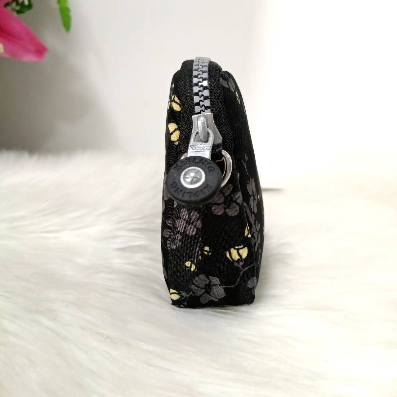 KIPLING กระเป๋าสตางค์ซิปรอบ ใบยาว Seoul up clutch & sling bag