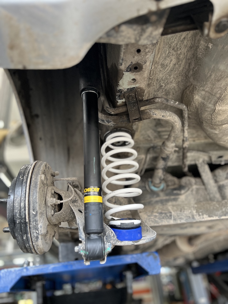 Mitsubishi Mirage ติดตั้งโช้คอัพ Monroe OE Spectrum และสปริง YSS Comfort Series สิ่งที่จะได้รับหลังจากติดตั้ง: นุ่มนวลระดับพรีเมียม: โช้คอัพ Monroe OE Spectrum ให้ฟีลลิ่งการขับขี่ที่นุ่มสบายและยืดหยุ่นสูง ซับแรงกระแทกเยี่ยม: สปริง YSS Comfort Series ช่วยเพิ่มประสิทธิภาพการซับแรง และลดอาการกระด้างของรถเล็กได้อย่างชัดเจน ขับสบายทุกวัน: การผสมผสานของสองแบรนด์ดังที่ให้ความนุ่มหนึบที่ลงตัว เหมาะกับการใช้งานในเมือง ไร้กังวลเรื่องเสียง: เทคโนโลยี ICV ของ Monroe ช่วยลดแรงสั่นสะเทือนและเสียงรบกวนในห้องโดยสาร เหมาะสำหรับใคร? เจ้าของ Mirage ที่ต้องการความสบายในการขับขี่เป็นหลัก ผู้ที่ต้องการอัปเกรดช่วงล่างให้มีความมั่นคง ปลอดภัยยิ่งขึ้น โดยไม่ต้องการโหลดเตี้ย 👉 เปลี่ยนรถคุณให้ขับขี่สบายและปลอดภัยกว่าเดิม! ชุดอัปเกรดนี้คือคำตอบที่ลงตัวครับ 📌 สอบถามข้อมูลเพิ่มเติม หรือนัดหมายเข้ารับบริการ ☎️ : 08-6569-1915 ☎️ : 08-6544-5963 💬 Line id : @88rw 📍 Location : https://goo.gl/maps/HrNUAZXPN94KvxZ98 🌐 Facebook : https://www.facebook.com/88rwtire #Mitsubishi #Mirage #Monroe #YSS #โช้คอัพ #ช่วงล่าง #ยางเจริญรุ่งเรือง #นนทบุรี #งามวงศ์วาน