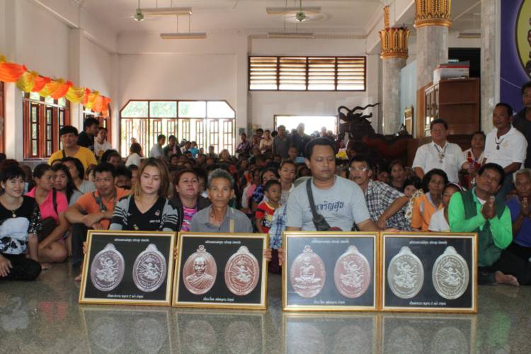 เหรียญหลวงพ่อคูณ วัดบ้านไร่ พิมพ์เต็มองค์ รุ่นปลอดภัย เจริญสุข เหรียญจากชุดกรรมการเล็ก เนื้อนวะโลหะ หลังหนุมาน หมายเลข ๒๓๔