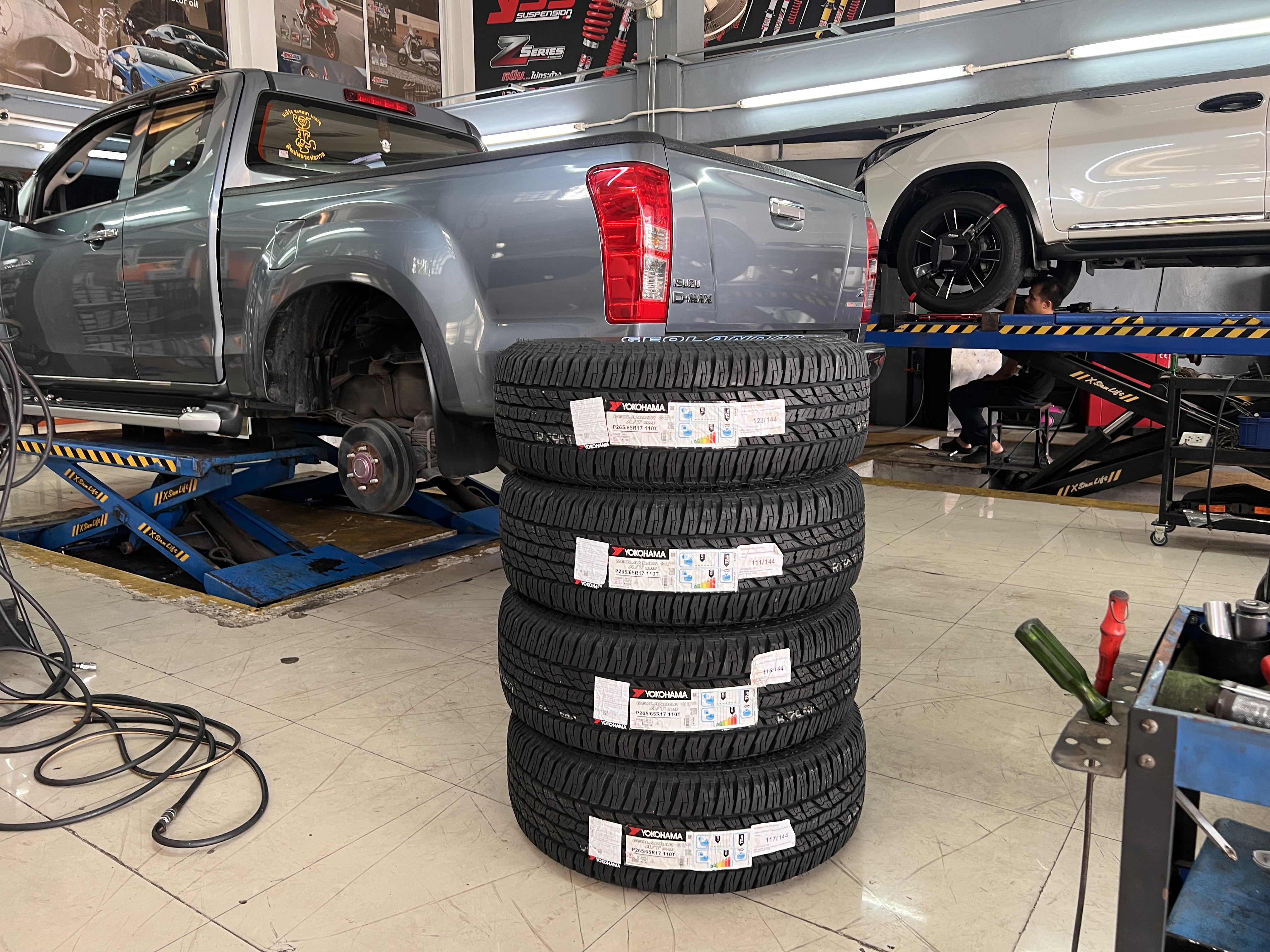 ISUZU DMAX เปลี่ยนยางรถยนต์จากแบรนด์ไทยราคาถูก ใช้งานพรีเมี่ยมจบๆ [+] YOKOHAMA G015 AT 265/65R17 *เพื่อความสะดวกในการรับบริการ นัดหมายเวลาก่อนเข้ารับบริการทุกครั้งครับ 𝙊𝙪𝙧 𝙎𝙚𝙧𝙫𝙞𝙘𝙚 บริการทางร้านเรารับทำอะไรบ้าง 🔧 มียางรถยนต์ทุกยี่ห้อให้เลือกซื้อ 🔧 โช้คอัพ สปริง 🔧 เช็คช่วงล่าง แก้ปัญหาให้ตรงจุด 🔧 ติดตั้งยางแบบไร้รอย 100% 🔧 บริการสลับยาง ตามอายุ 🔧 บริการล้างลิ้นปีกผีเสื้อ 🔧 บริการเช็คระยะรถยนต์ 🔧 เปลี่ยนถ่ายของเหลวทั้งระบบ 🔧 ตั้งศูนย์ด้วยเครื่อง HUNTER นำเข้าจาก USA สอบถามข้อมูลเพิ่มเติม หรือนัดหมายเข้ารับบริการ ☎️ : 08-6569-1915 ☎️ : 08-6544-5963 Line id : @88rw Tiktok : https://www.tiktok.com/@88rwycrr Youtube : https://youtube.com/@88rw Facebook : https://www.facebook.com/88rwtire Location : https://goo.gl/maps/HrNUAZXPN94KvxZ98?coh=178573&entry=tt #รถยนต์มีปัญหาไม่รู้ต้องแก้ตรงไหน ทางเรายินดี ตรวจหาปัญหาและหาวิธีแก้ บอกลูกค้าก่อนลงมือทำเสมอราคาเป็นธรรมไม่เอาเปรียบ สบายใจคุณลูกค้า ร้านยางเจริญรุ่งเรือง ยินดีต้อนรับครับ