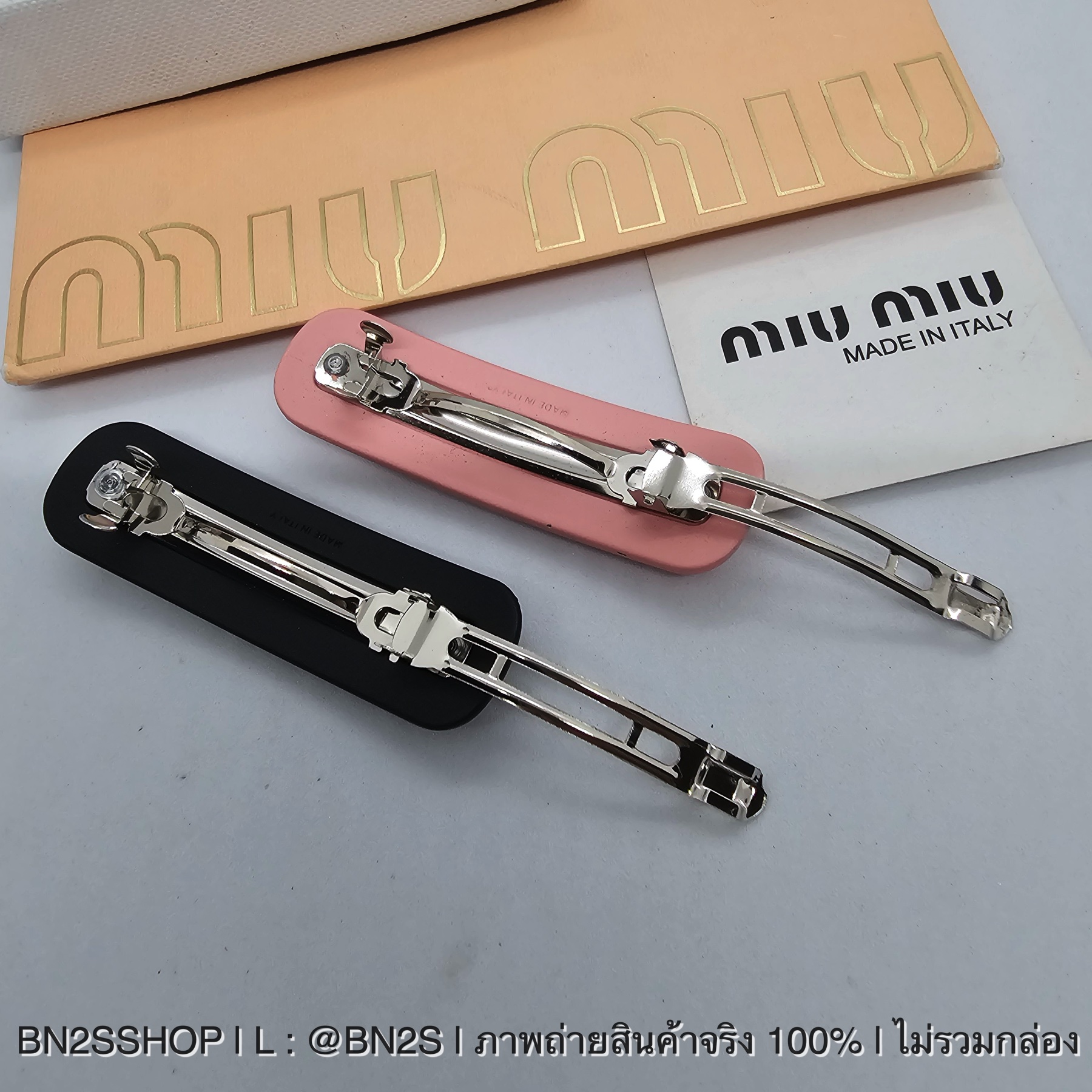สีชมพู | Miu Miu Logo Hair Clip กิ๊บติดผมมิว มิว แบบหนีบสปริง โชว์โลโก้ฝังเพชร