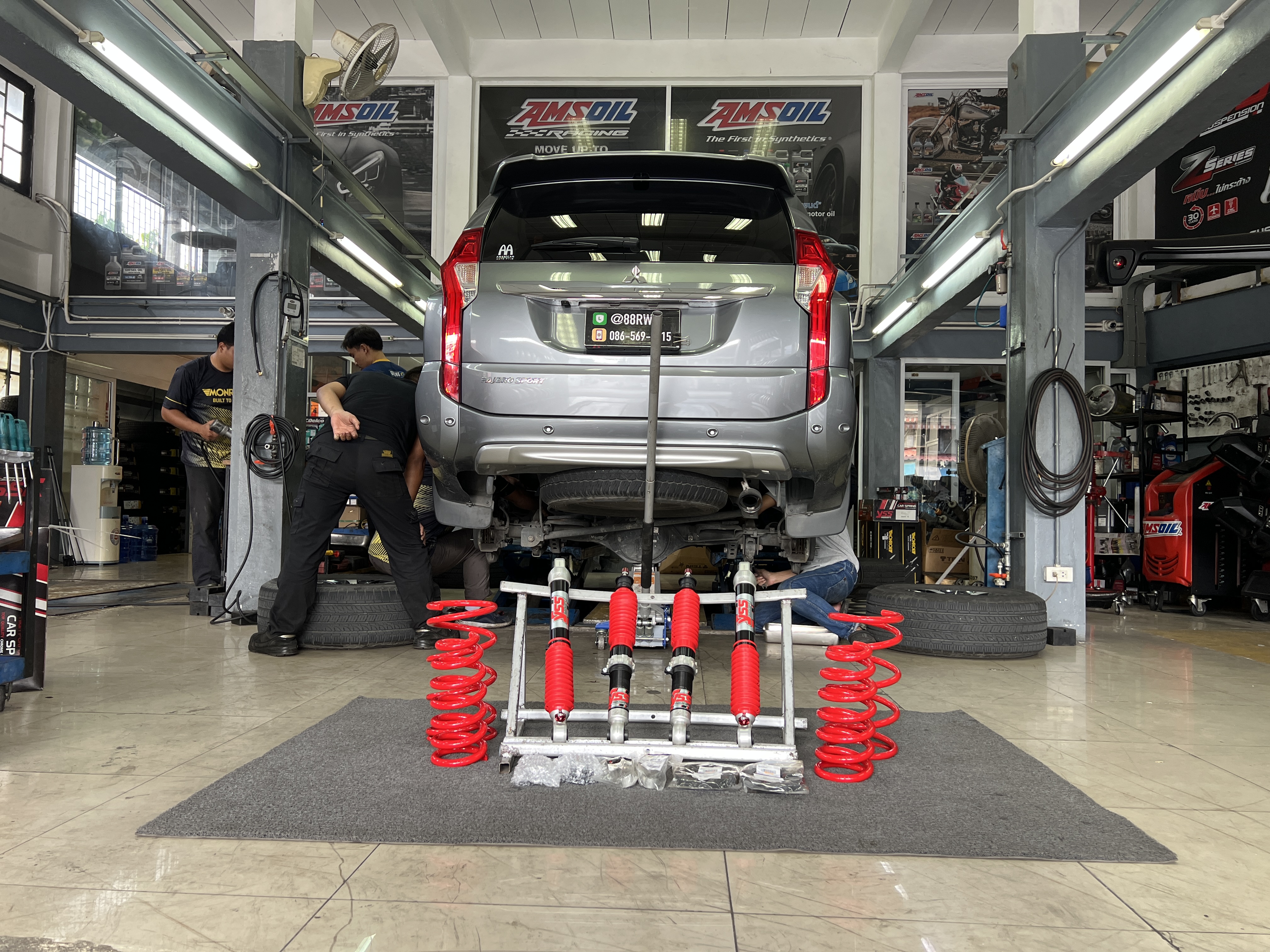 Mitsubishi Pajero อัพเกรดช่วงล่างเพิ่มความนุ่มนวล หนึบ ลดอาการย้วยส่าย [+] YSS Z SERIES ปรับ 30 ระดับ หน้าหลัง [+] YSS spring performance หน้า หลัง พร้อมบริการติดตั้ง set up ตั้งศูนย์ ครบครับ สอบถามข้อมูลเพิ่มเติม หรือนัดหมายเข้ารับบริการ ☎️ : 08-6569-1915 ☎️ : 08-6544-5963 Line id : @88rw Facebook : https://www.facebook.com/88rwtire Location : https://goo.gl/maps/HrNUAZXPN94KvxZ98 #YSSZSeries #mitsubishipajero #ยางรถยนต์ #ช่วงล่างรถยนต์ #โช้คอัพรถยนต์