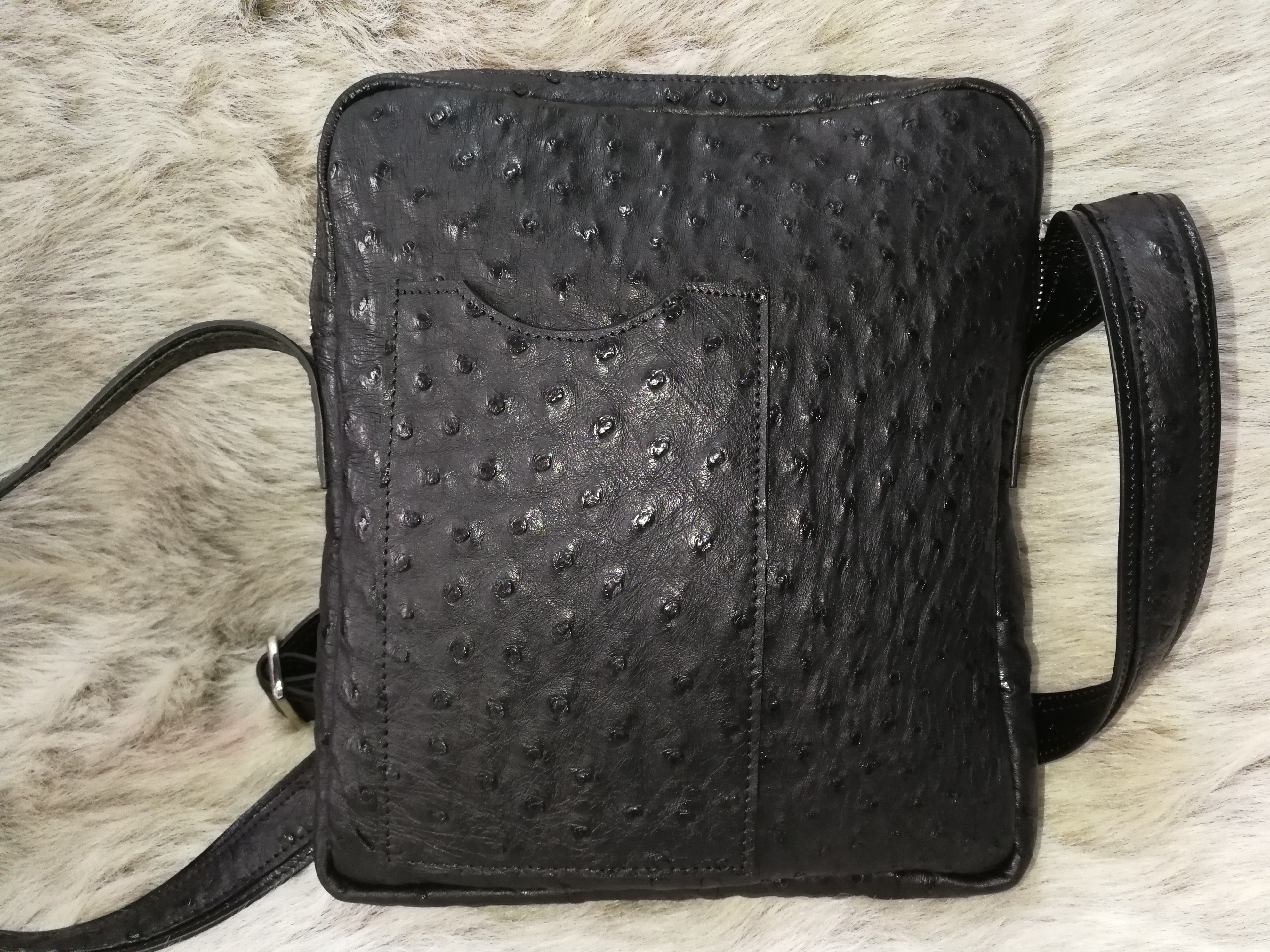 กระเป๋าสะพายชายหนังนกกระจอกเทศแท้ สีดำ รหัส OSM1018H-06-BL