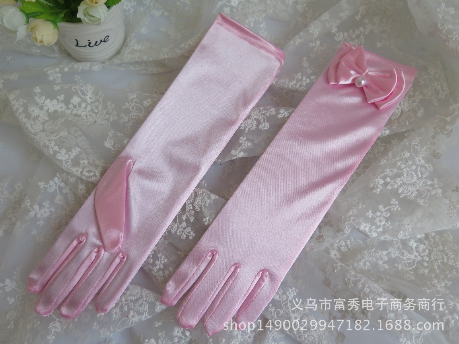 ถุงมือเด็กออกงานสีชมพู หรือใช้ในการแสดง แบบกึ่งยาว ติดโบว์และมุกน่ารัก ยืดได้ สำหรับเด็กอายุ 4-12ขวบ ก่อนยืดยาว 11 นิ้ว กว้าง3 นิ้ว