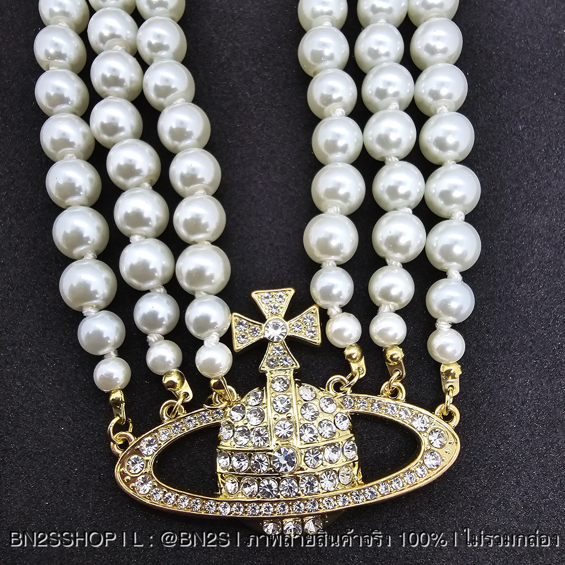 สีทอง | Vivienne Westwood สร้อยคอโชกเกอร์ VW Three Row Chocker ไข่มุก 3 ชั้น ห้อยจี้ดาวเสาร์อะไหล่เงิน ทอง งานปั๊มแบรนด์ด้านหลัง