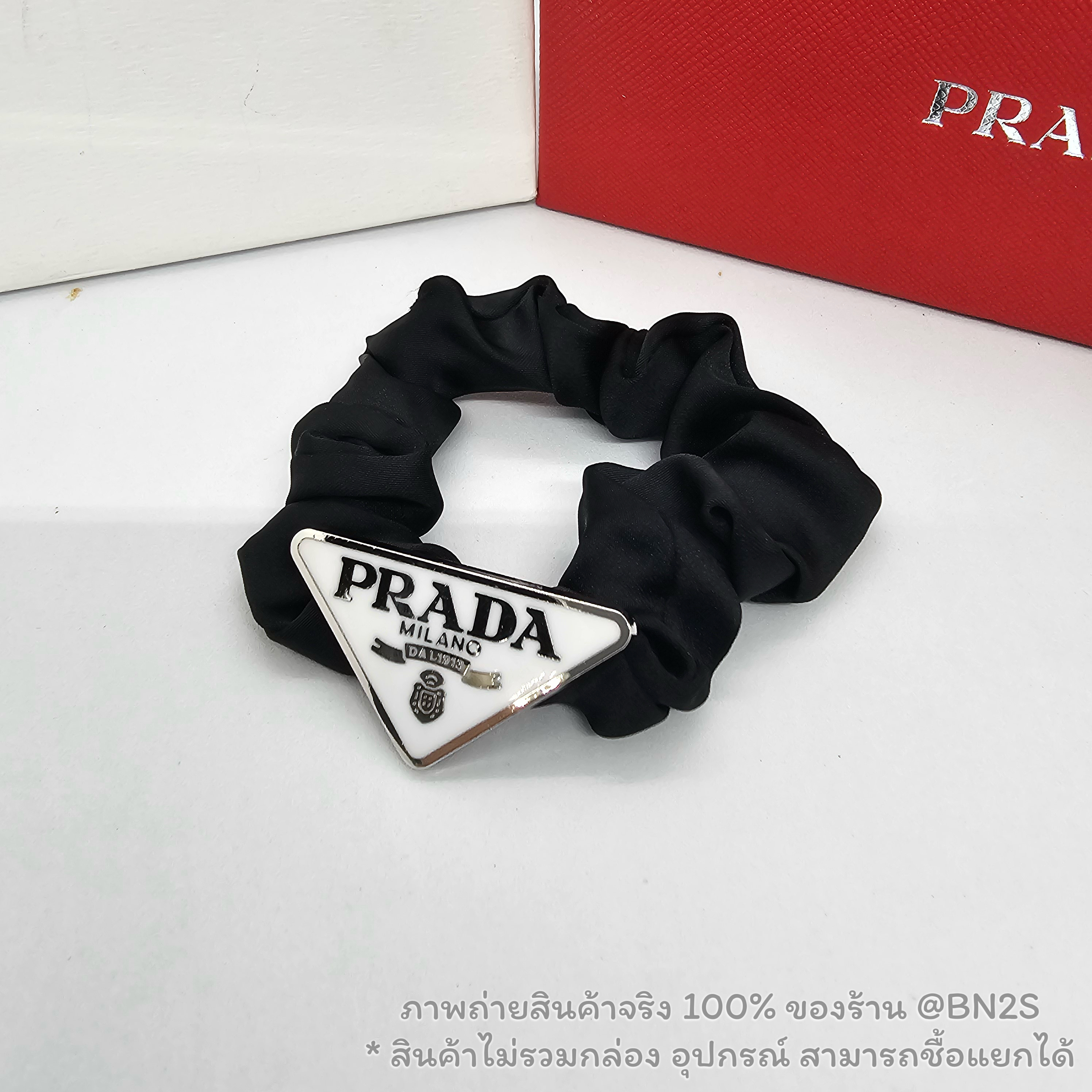 สีขาว | หนังยางรัดผม ประดับโลโก้ ปราด้า PRADA มีสองแบบ แบบหนังยาง และผ้ารัดผม ราคาเบาๆ