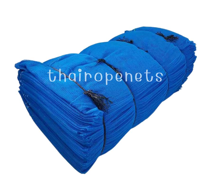 ตาข่ายกระชัง เป็นตาข่ายถักล็อกตา คือขนาดตาจะถูกล็อกคงที่ นิยมนำมาทำเป็นกระชัง มีความทนทาน จึงนำมาใช้ในงานก่อสร้างหรืองานเซฟตี้