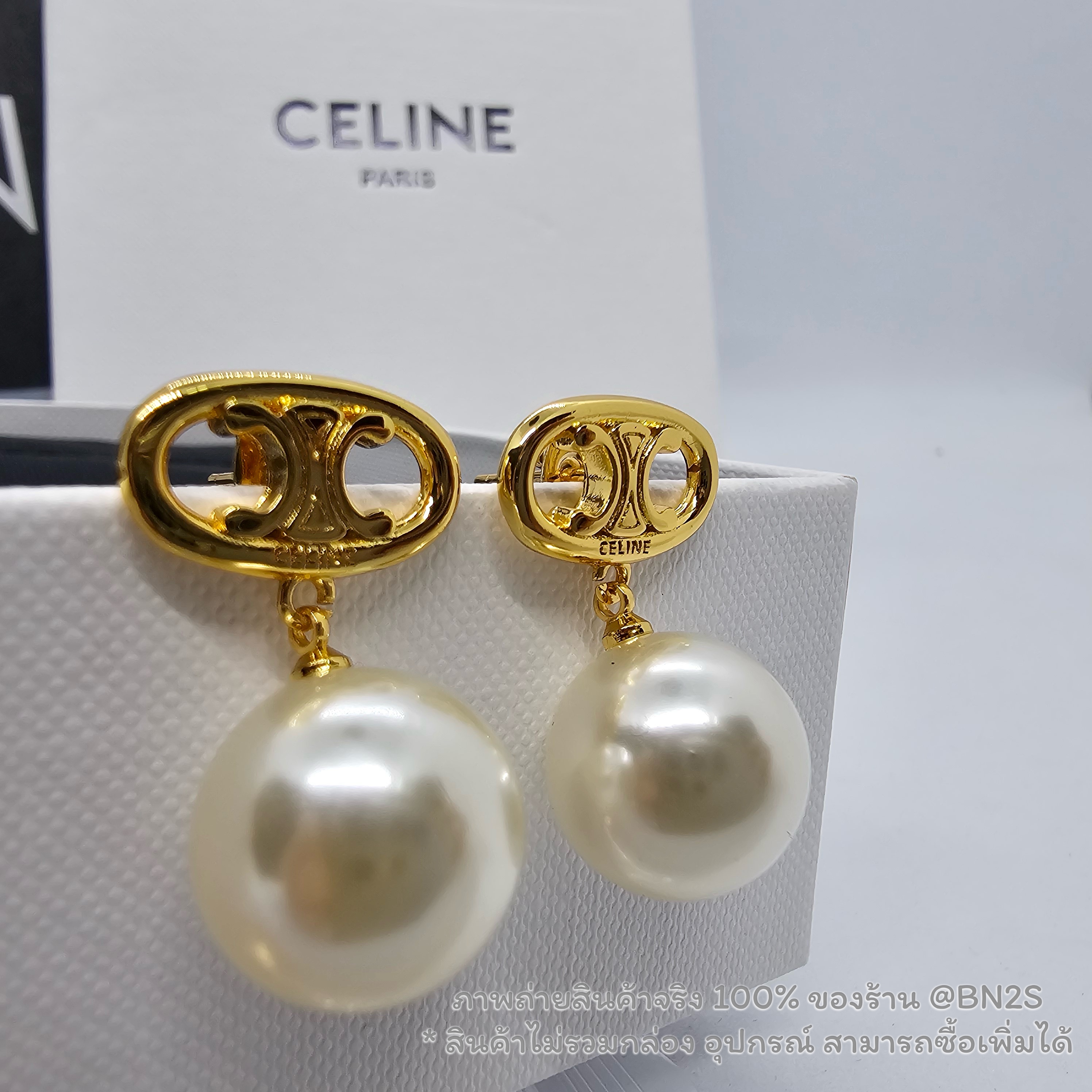 (ออริ) CL T PEARL EARRINGS IN BRASS WITH GOLD FINISH AND GLASS PEARLS ต่างหูซีลีน ห้อยด้วยไข่มุก งานสวย ไม่ลอกไม่ดำ ไม่รวมกล่อง / มีถุงซิปล็อค ถุงกระดาษให้