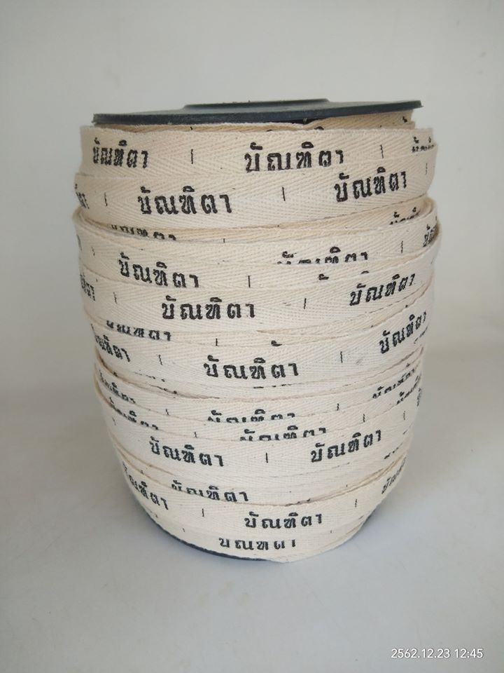 ป้ายคอเสื้อ เนื้อคอตต้อนก้างปลา 1.3 ซม.พิมพ์ดำ 1 ม้วน