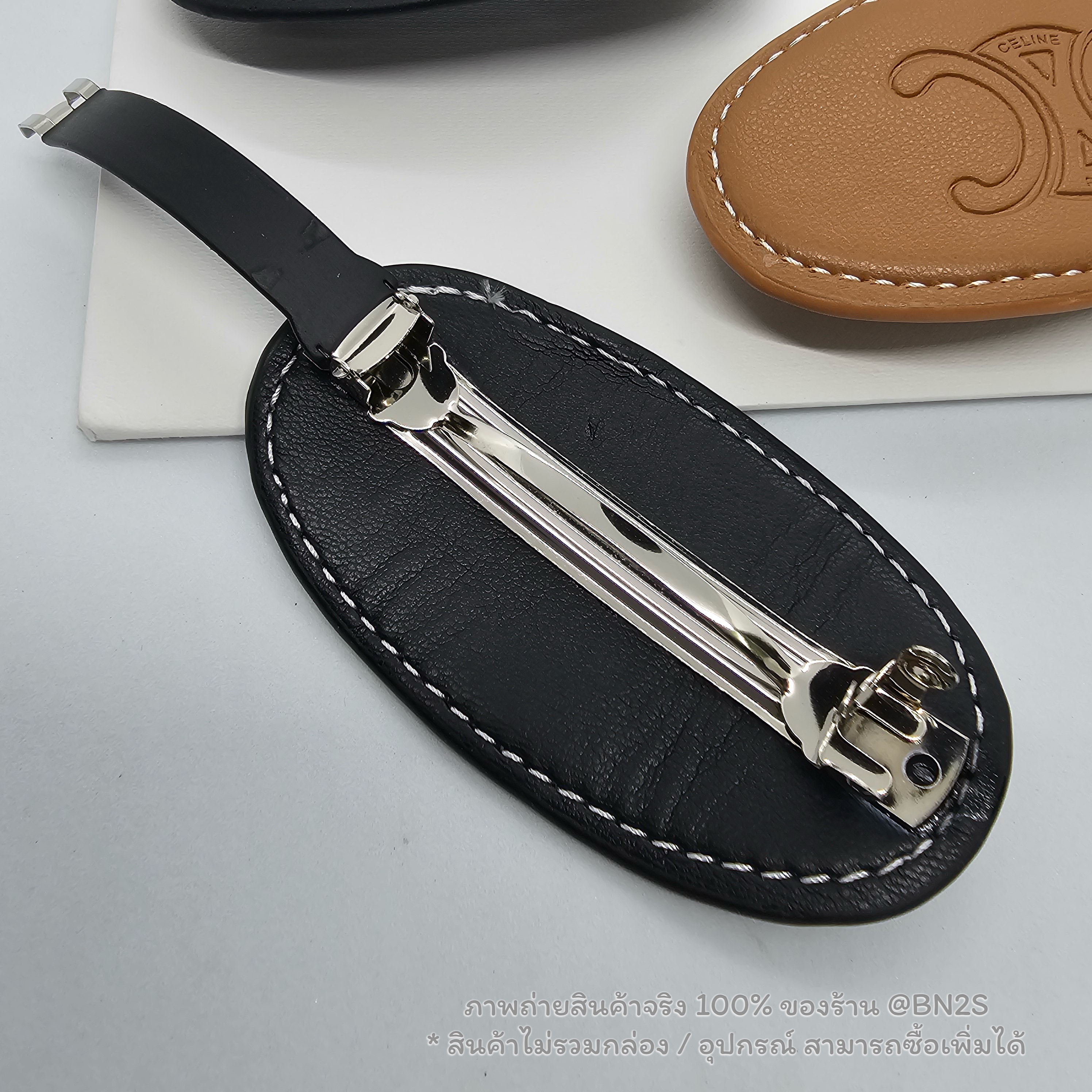 สีดำ | CELINE CUIR HAIR CLIP IN CALFSKIN AND STEEL กิ๊บหนังวงกลมซีลีน งานปั๊มโชว์โลโก้ตะโกน มี 2 สี น้ำตาล และดำ งานสวย น่ารัก ขนาด 5x9 cm. | น้ำหนัก 15 กรัม ไม่รวมกล่อง อุปกรณ์ สำเนา