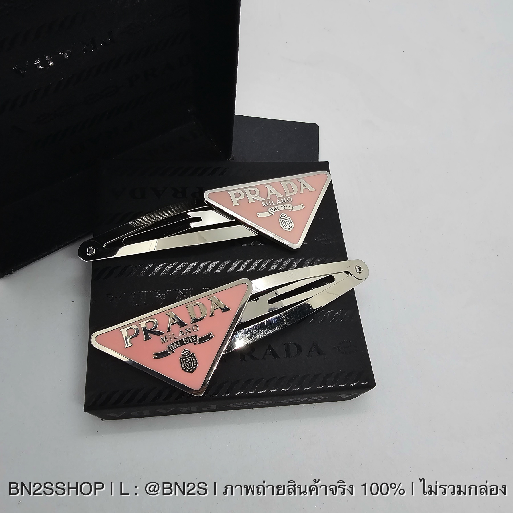 สีชมพู | ส่งจากไทย ❤️ Prada Hair Clip ไว้ติดผม โลโก้ปราด้า งานสวย มี 2 สีให้เลือก ติดได้ ซ้าย และ ขาว