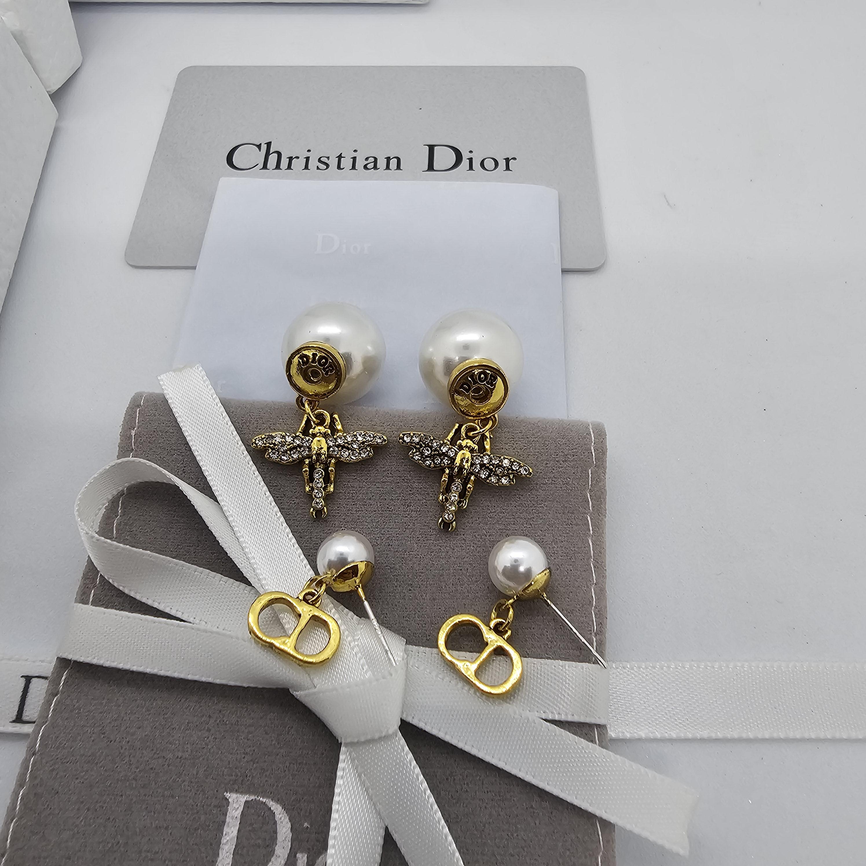 Dior ต่างหู รุ่น PEARL AND BEE TRIBALES EARRINGS ต่างหูดิออ CD ลายผึ้น วินเทจ งานปั๊มโลโก้ อะไหล่สีทองรมดำ ประดับด้วยไข่มุก ราคา 169฿ ไม่รวมกล่องอุปกรณ์