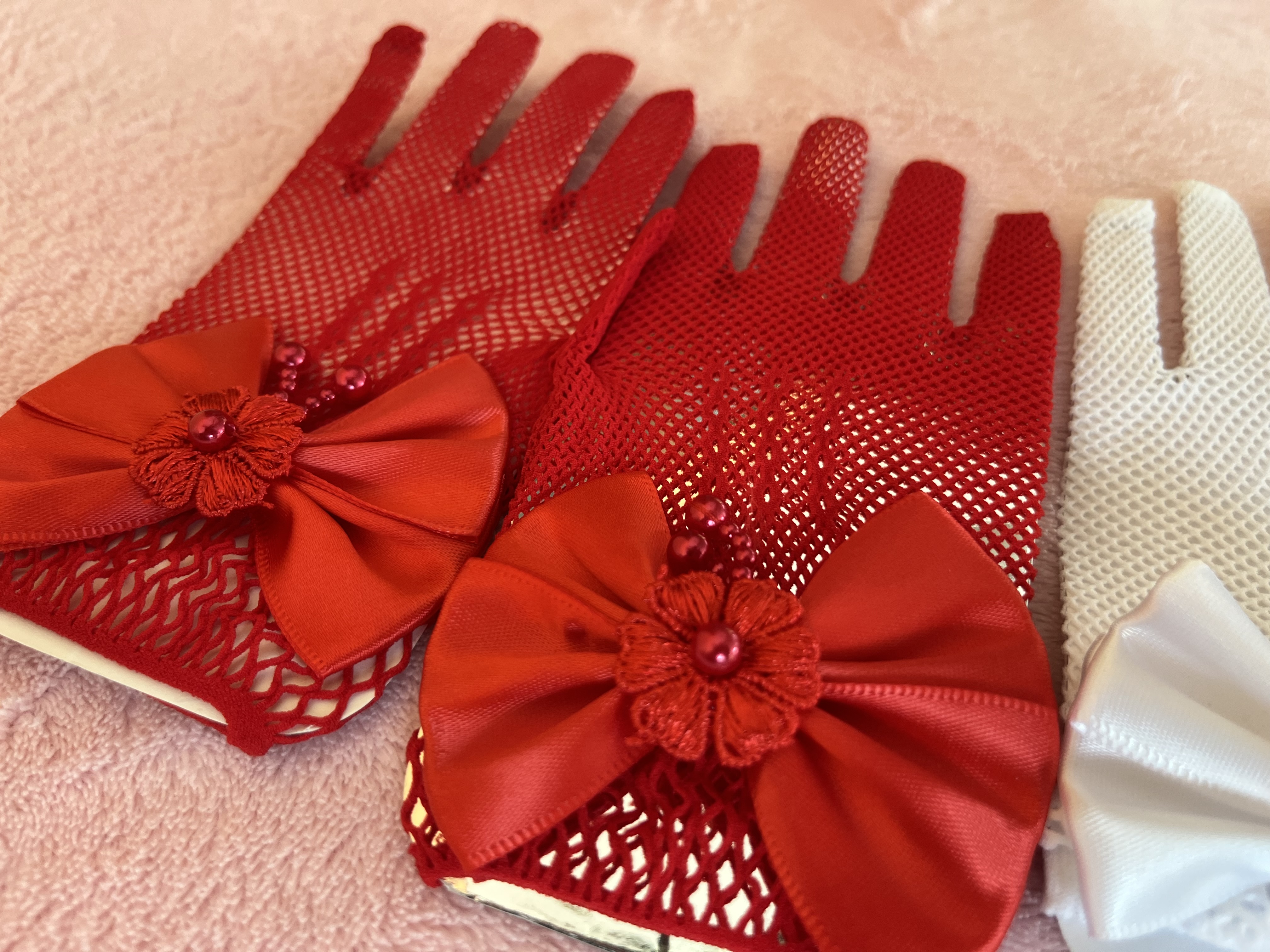 ถุงมือเด็กออกงานสีขาวตาข่ายยืด 4-15 ขวบ แบบฟรีไซส์ แต่งโบว์สวย