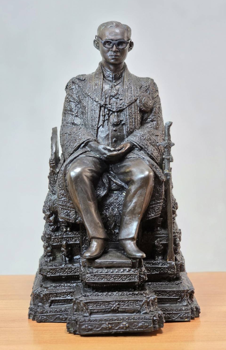 รูปหล่อเหมือนในหลวง ร.9 ทรงบัลลังก์ ทองเหลืองสีรมดำ สวยงาม ทรงคุณค่า