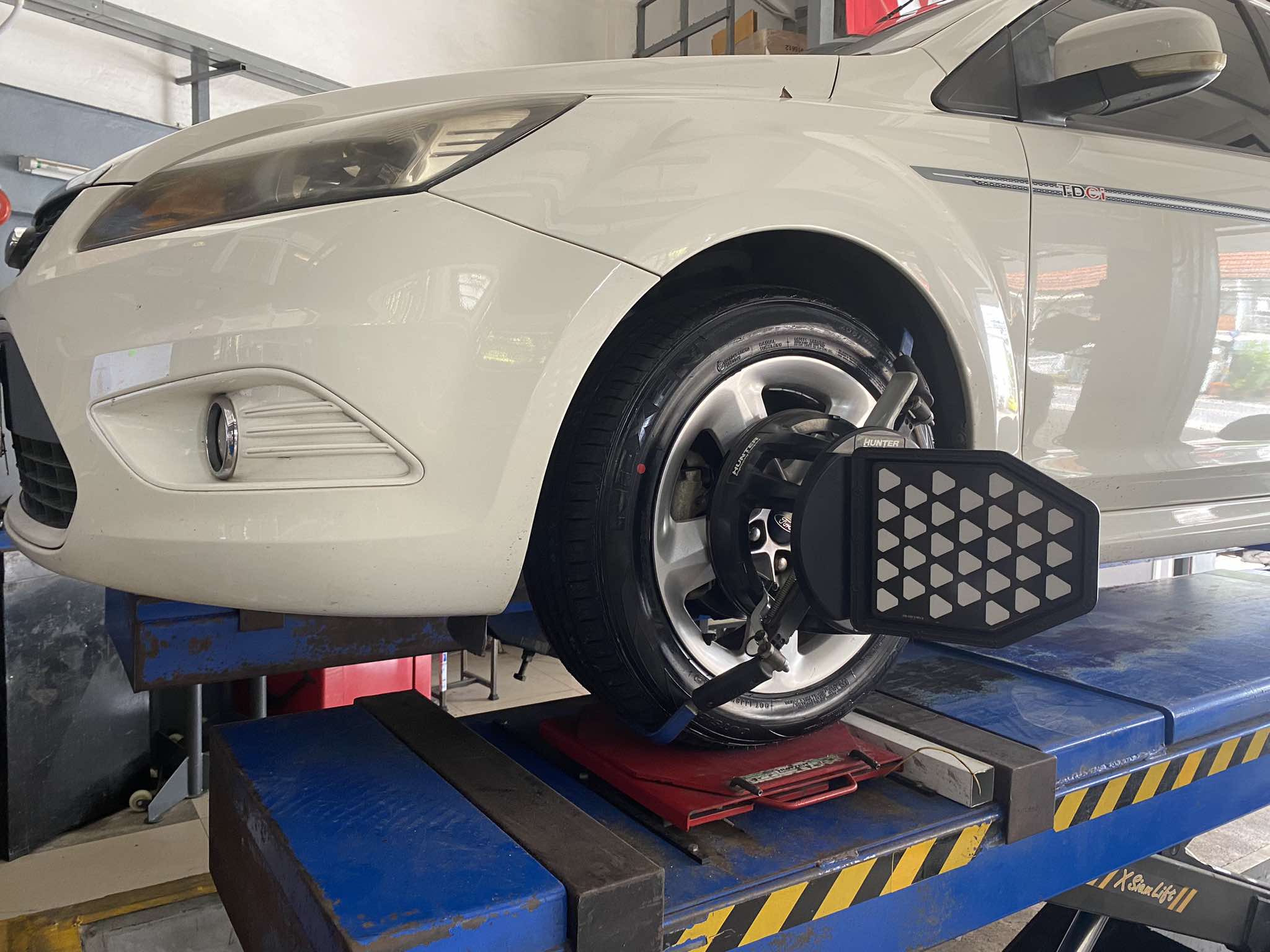 FORD FOCUS เข้ารับบริการเปลี่ยนยางรถยนต์ [+] NEXEN SU4 215/50R17 #ถ่ายให้เป๊ะแชร์ให้ปังกับยางNexen #เส้นต่อไปใช้เน็กเซ็น #nexentirethailand #nexentire #ยางรถยนต์ *เฉาพาะ NEXEN Pirelli ประกันยาง 1 ปี หรือ 25,000 กม. บาด บวม เบียด แตก ระเบิด เปลี่ยนเส้นใหม่ ครับ *เพื่อความรวดเร็วนัดหมายก่อนเข้ารับบริการครับ 𝙊𝙪𝙧 𝙎𝙚𝙧𝙫𝙞𝙘𝙚 บริการทางร้านเรารับทำอะไรบ้าง 👉มียางรถยนต์ทุกยี่ห้อให้เลือกซื้อ 👉โช้คอัพ สปริง 👉เช็คช่วงล่าง แก้ปัญหาให้ตรงจุด 👉ติดตั้งยางแบบไร้รอย 100% 👉บริการสลับยาง ตามอายุ 👉บริการล้างลิ้นปีกผีเสื้อ 👉บริการเช็คระยะรถยนต์ 👉เปลี่ยนถ่ายของเหลวทั้งระบบ 👉ตั้งศูนย์ด้วยเครื่อง HUNTER นำเข้าจาก USA สอบถามข้อมูลเพิ่มเติม หรือนัดหมายเข้ารับบริการ ☎️ : 08-6569-1915 ☎️ : 08-6544-5963 Line id : @88rw Facebook : https://www.facebook.com/88rwtire Location : https://goo.gl/maps/HrNUAZXPN94KvxZ98? #รถยนต์มีปัญหาไม่รู้ต้องแก้ตรงไหน ทางเรายินดี ตรวจหาปัญหาและหาวิธีแก้ บอกลูกค้าก่อนลงมือทำเสมอราคาเป็นธรรม #nexentires
