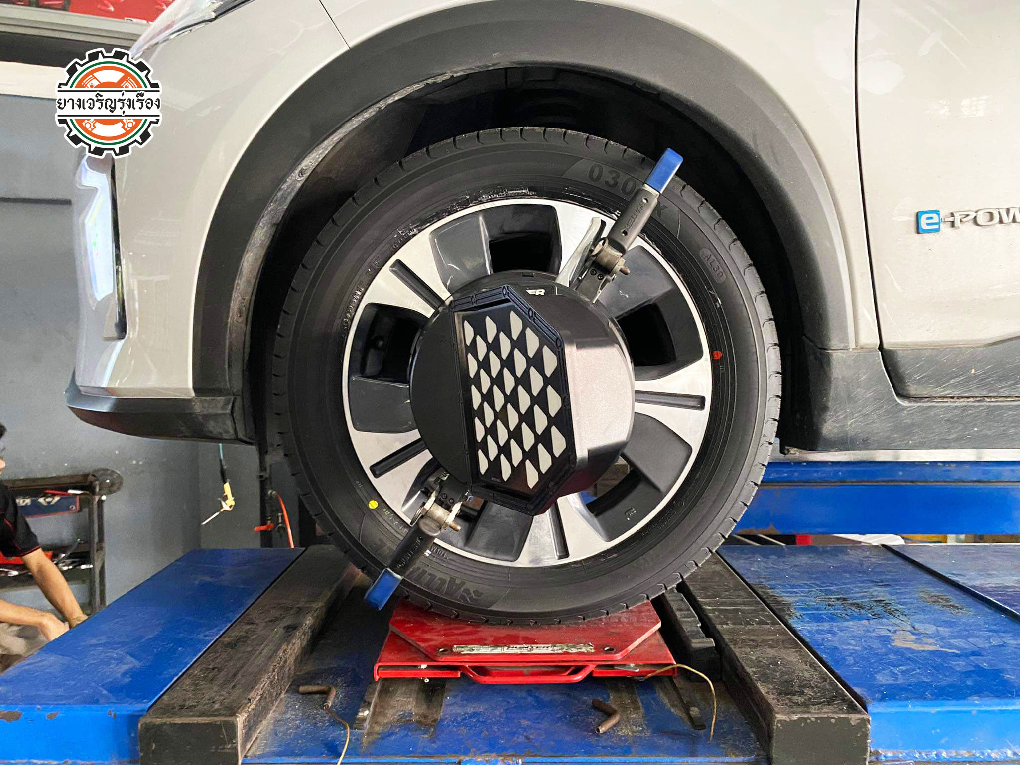 NISSAN KICK เปลี่ยนยางรถยนต์ ขอยางผลิตญี่ปุ่น [+] ALLIANCE/AL30 030EX 98W *JAPAN (BY YOKOHAMA) ขนาด 215/55R17 𝙊𝙪𝙧 𝙎𝙚𝙧𝙫𝙞𝙘𝙚 บริการทางร้านเรารับทำอะไรบ้าง 🔧 ติดตั้งยางแบบไร้รอย 100% 🔧 บริการสลับยาง ตามอายุ 🔧 มียางรถยนต์ทุกยี่ห้อให้เลือกซื้อ 🔧 เช็คช่วงล่าง แก้ปัญหาให้ตรงจุด 🔧 บริการล้างลิ้นปีกผีเสื้อ 🔧 บริการเช็คระยะรถยนต์ 🔧 เปลี่ยนถ่ายของเหลวทั้งระบบ 🔧 ตั้งศูนย์ด้วยเครื่อง HUNTER นำเข้าจาก USA สอบถามข้อมูลเพิ่มเติม หรือนัดหมายเข้ารับบริการ Tel : 08-6569-1915 Tel : 08-6544-5963 Line id : @88rw Tiktok : https://www.tiktok.com/@88rwycrr Youtube : https://youtube.com/@88rw Facebook : https://www.facebook.com/88rwtire Location : https://goo.gl/maps/HrNUAZXPN94KvxZ98?coh=178573&entry=tt #รถยนต์มีปัญหาไม่รู้ต้องแก้ตรงไหน ทางเรายินดี ตรวจหาปัญหาและหาวิธีแก้ บอกลูกค้าก่อนลงมือทำเสมอราคาเป็นธรรมไม่เอาเปรียบ สบายใจคุณลูกค้า ---------------------------------- ดูแลให้คำปรึกษาทุกปัญหาคาใจ ไม่ทิ้งลูกค้า มีบริการหลังการขาย 【ให้ผู้เชี่ยวชาญของเรา ดูแลรถคุณ】 ร้านยางเจริญรุ่งเรือง ยินดีต้อนรับครับ ---------------------------------- #โช๊คอัพรถยนต์ #monroe #yss #kayaba #profender #ร้านยางเจริญรุ่งเรือง #นนทบุรี #งามวงศ์วาน #amsfix #บริการช่วงล่างรถยนต์ #ซ่อมบำรุงช่วงล่าง #เซทอัพโช๊คอัพรถยนต์