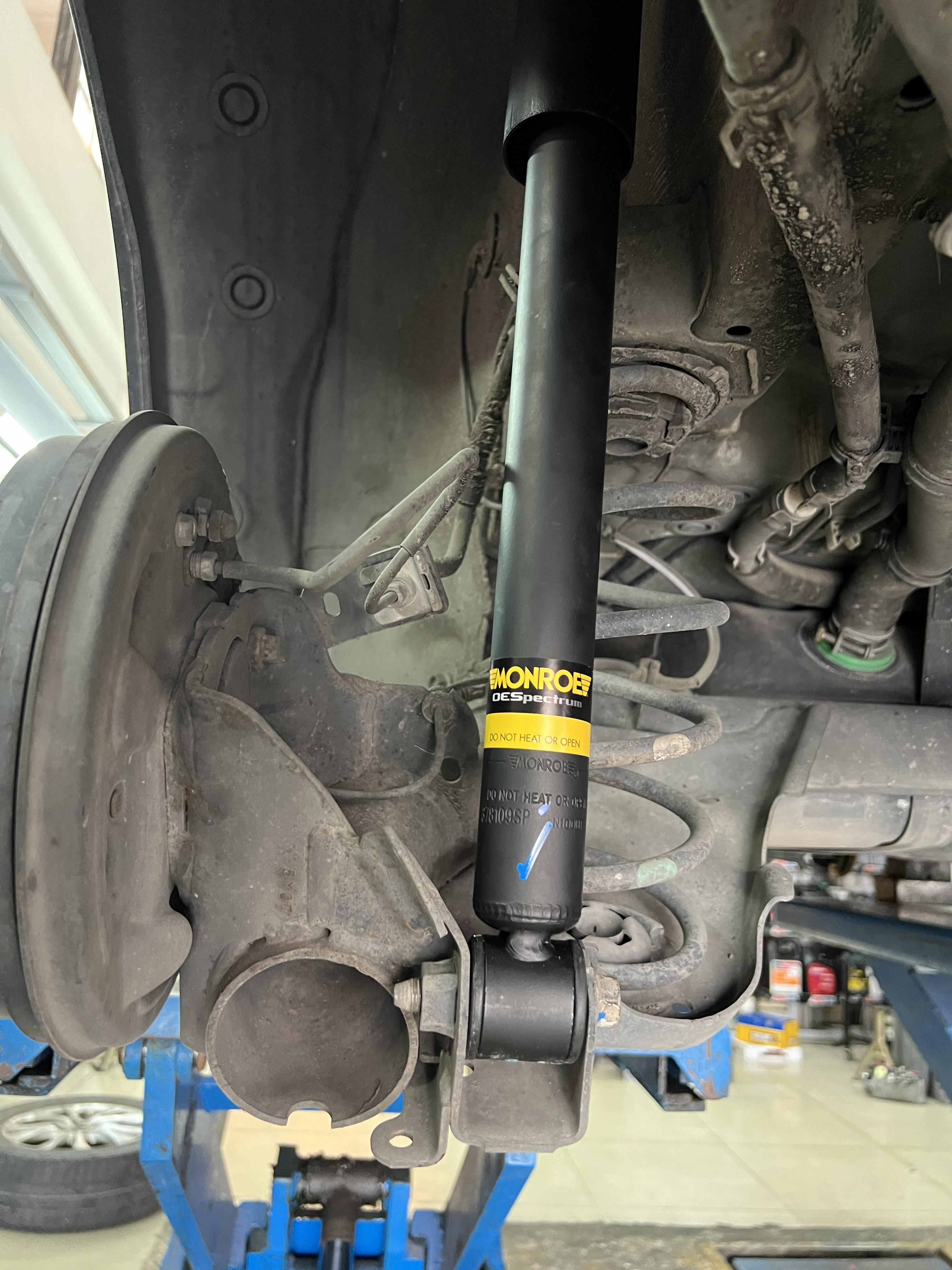 MAZDA 2 SKYACTIVE เข้ารับบริการเปลี่ยนโช้คอัพ [+] Monroe oe spectrum พร้อมอะไหล่ครบชุด *เพื่อความรวดเร็วในการเข้ารับบริการ แนะนำนัดหมายก่อนครับ 𝙊𝙪𝙧 𝙎𝙚𝙧𝙫𝙞𝙘𝙚 บริการทางร้านเรารับทำอะไรบ้าง 🔧 มียางรถยนต์ทุกยี่ห้อให้เลือกซื้อ 🔧 โช้คอัพ สปริง 🔧 เช็คช่วงล่าง แก้ปัญหาให้ตรงจุด 🔧 ติดตั้งยางแบบไร้รอย 100% 🔧 บริการสลับยาง ตามอายุ 🔧 บริการล้างลิ้นปีกผีเสื้อ 🔧 บริการเช็คระยะรถยนต์ 🔧 เปลี่ยนถ่ายของเหลวทั้งระบบ 🔧 ตั้งศูนย์ด้วยเครื่อง HUNTER นำเข้าจาก USA สอบถามข้อมูลเพิ่มเติม หรือนัดหมายเข้ารับบริการ ☎️ : 08-6569-1915 ☎️ : 08-6544-5963 Line id : @88rw Tiktok : https://www.tiktok.com/@88rwycrr Youtube : https://youtube.com/@88rw Facebook : https://www.facebook.com/88rwtire Location : https://goo.gl/maps/HrNUAZXPN94KvxZ98? #รถยนต์มีปัญหาไม่รู้ต้องแก้ตรงไหน ทางเรายินดี ตรวจหาปัญหาและหาวิธีแก้ บอกลูกค้าก่อนลงมือทำเสมอราคาเป็นธรรมไม่เอาเปรียบ สบายใจคุณลูกค้า ร้านยางเจริญรุ่งเรือง ยินดีต้อนรับครับ