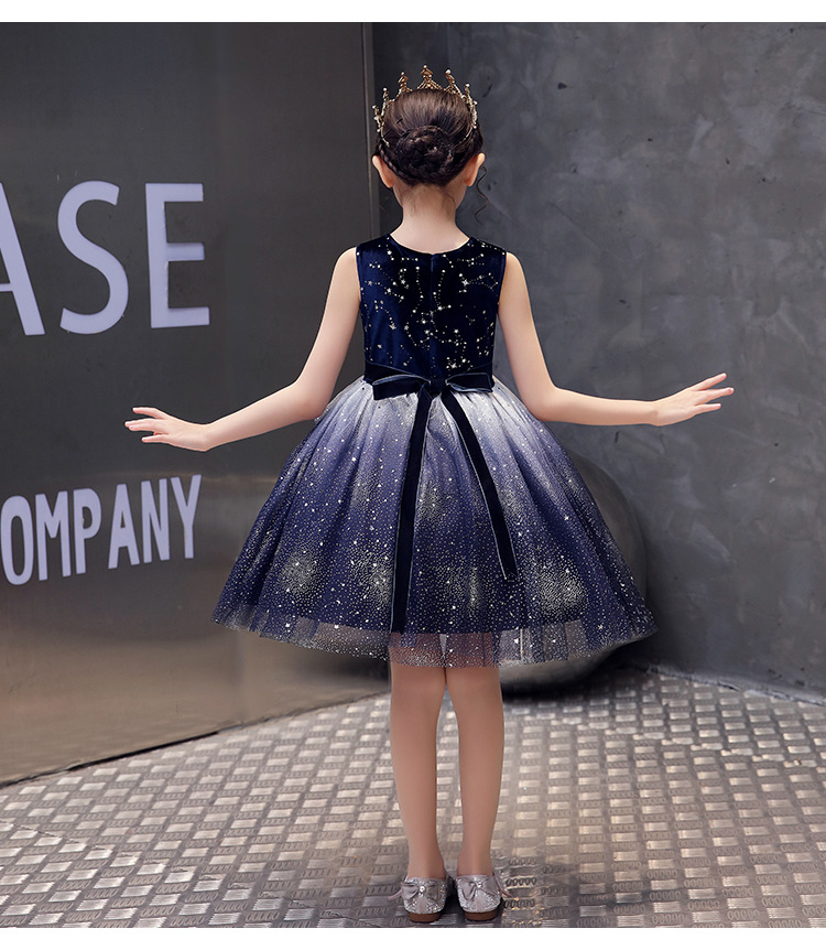 ชุดเดรสออกงานเด็กสีกรมท่า ทรงสั้น ตัวเสื้อผ้ากำมะหยี ไล่โทนสีที่สวยงาม