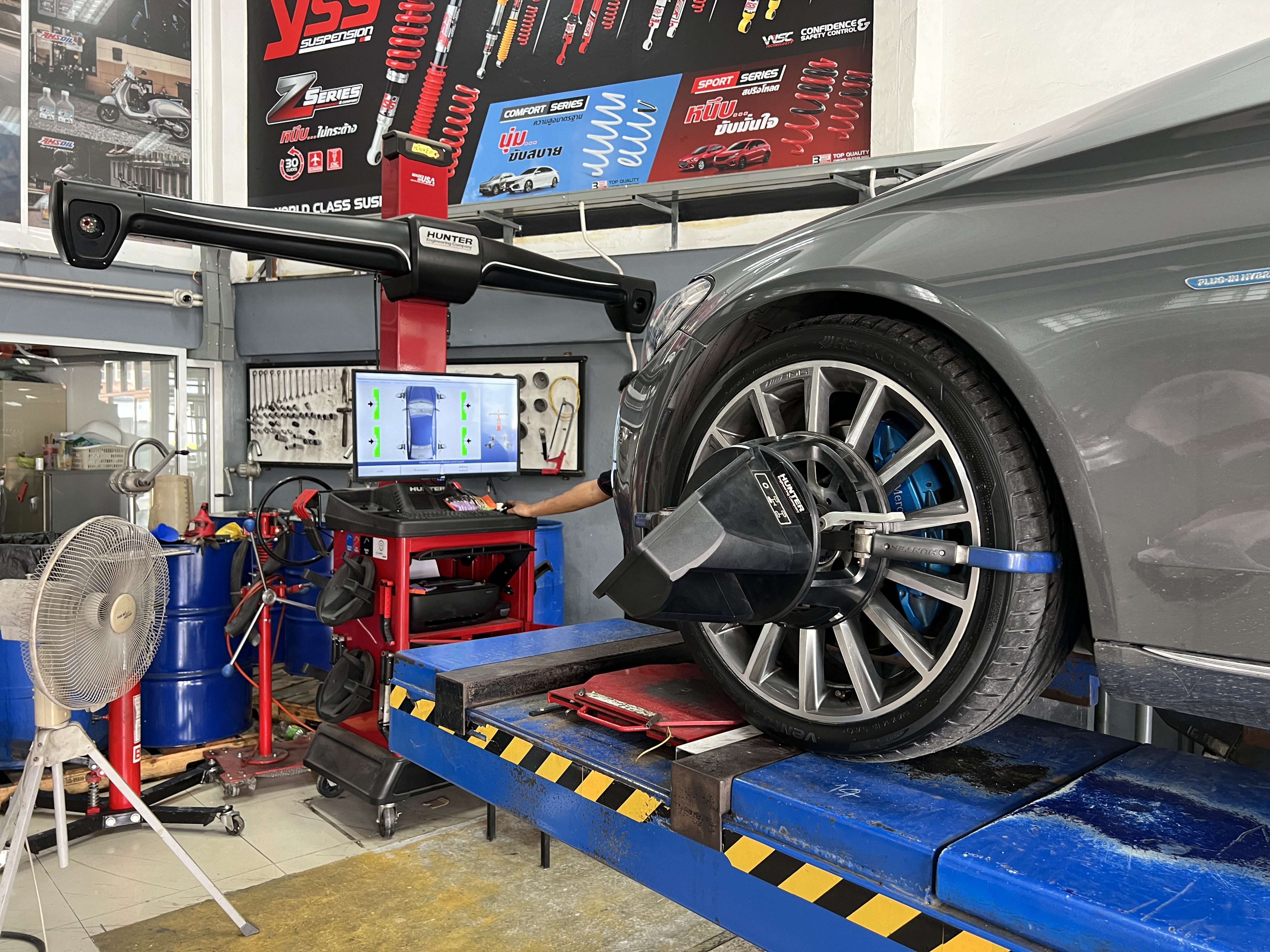 NERCEDES BENZ เข้ารับบริการเปลี่ยนยางรถยนต์ เน้นใช้งาน ประจำวัน [+] HANKOOK V12 คู่หน้า 225/40R19 คู่หลัง 255/35R19 บาด บวม เบียด แตก ระเบิด เปลี่ยนเส้นใหม่ ครับ *นัดหมายก่อนเข้ารับบริการ เพื่อความรวดเร็วครับ 𝙊𝙪𝙧 𝙎𝙚𝙧𝙫𝙞𝙘𝙚 บริการทางร้านเรารับทำอะไรบ้าง 🔧 มียางรถยนต์ทุกยี่ห้อให้เลือกซื้อ 🔧 โช้คอัพ สปริง 🔧 เช็คช่วงล่าง แก้ปัญหาให้ตรงจุด 🔧 ติดตั้งยางแบบไร้รอย 100% 🔧 บริการสลับยาง ตามอายุ 🔧 บริการล้างลิ้นปีกผีเสื้อ 🔧 บริการเช็คระยะรถยนต์ 🔧 เปลี่ยนถ่ายของเหลวทั้งระบบ 🔧 ตั้งศูนย์ด้วยเครื่อง HUNTER นำเข้าจาก USA สอบถามข้อมูลเพิ่มเติม หรือนัดหมายเข้ารับบริการ ☎️ : 08-6569-1915 ☎️ : 08-6544-5963 Line id : @88rw Tiktok : https://www.tiktok.com/@88rwycrr Youtube : https://youtube.com/@88rw Facebook : https://www.facebook.com/88rwtire Location : https://goo.gl/maps/HrNUAZXPN94KvxZ98? #รถยนต์มีปัญหาไม่รู้ต้องแก้ตรงไหน ทางเรายินดี ตรวจหาปัญหาและหาวิธีแก้ บอกลูกค้าก่อนลงมือทำเสมอราคาเป็นธรรมไม่เอาเปรียบ สบายใจคุณลูกค้า ร้านยางเจริญรุ่งเรือง ยินดีต้อนรับครับ