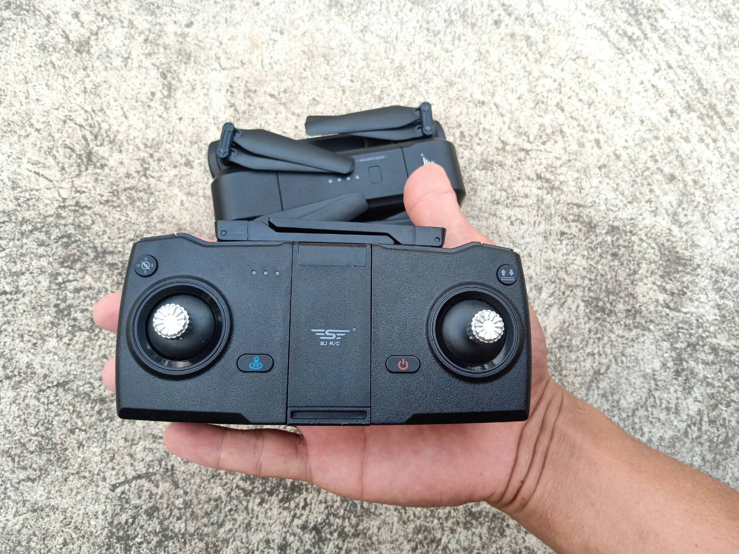 โดรนบังคับวิทยุ SJRC Z5 WIFI FPV 1080P CAMERA มีระบบล๊อคตำแหน่ง บินกลับเอง หมายเตุเป็นสเกลเดียวกันกับรุ่น MJX X103