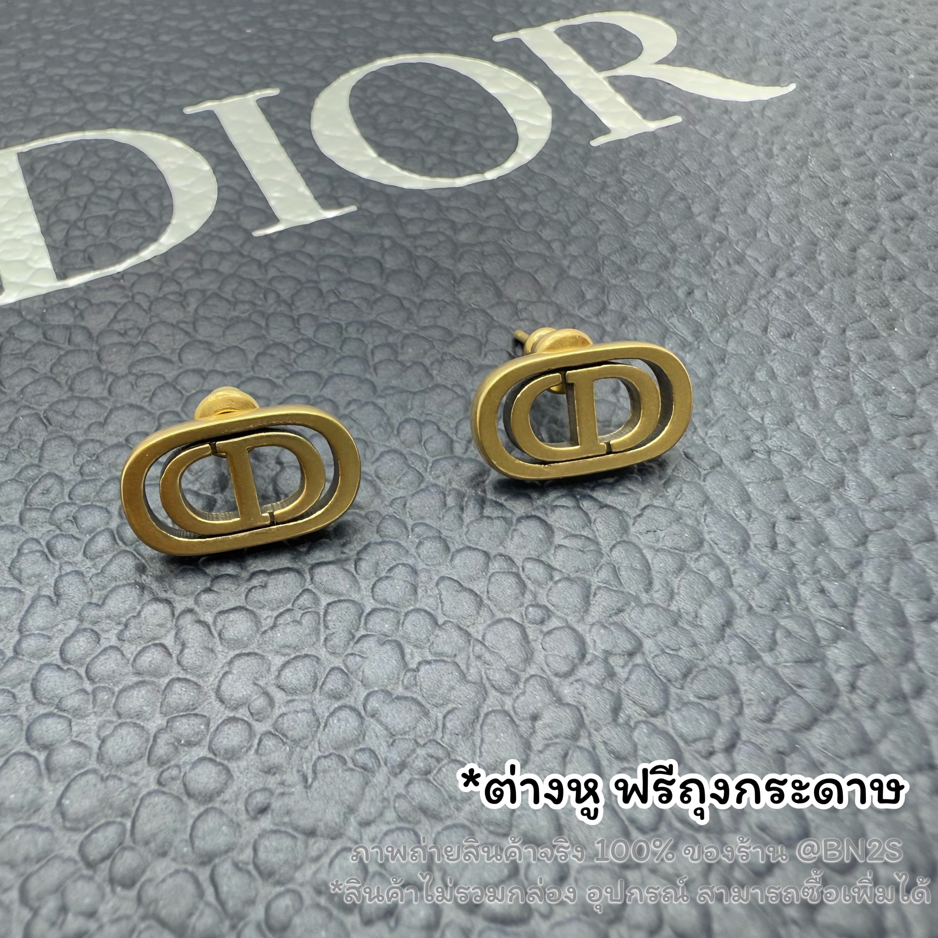 New Dio(r) CD STUD EARRINGS ต่างหูสตั๊ด CD อะไหล่ทองรมดำ แนววินเทจ พร้อมส่ง ปั๊มแบรนด์ 1:1 ใส่ทน ใส่นาน พร้อมส่งในไทย ไม่รวมกล่อง อุปกรณ์ ฟรีถุงกระดาษ