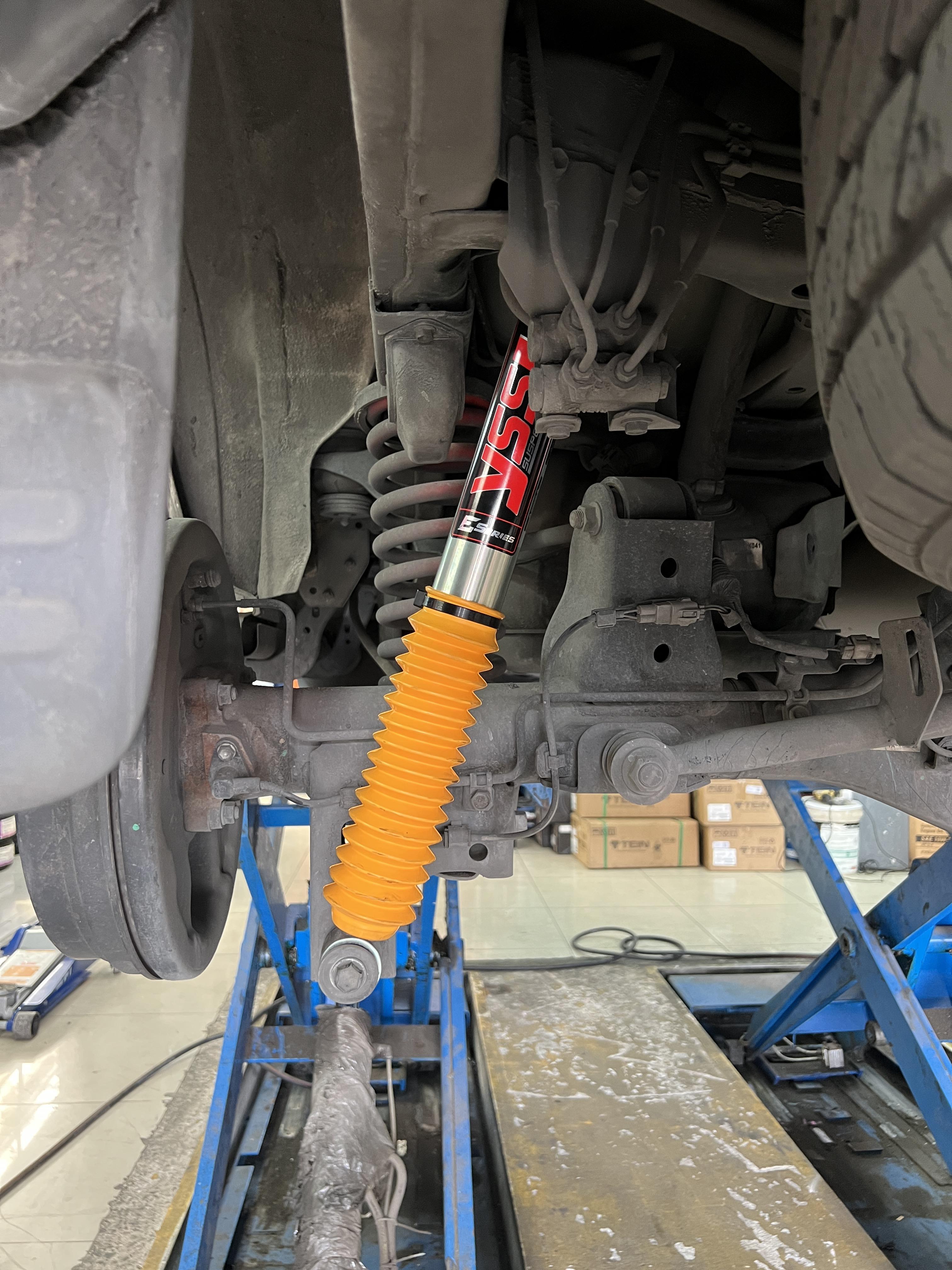 TOYOTA FORTUNER เปลี่ยนโช้คอัพอัพเกรดช่วงล่าง [+] YSS E SERIES monotube นุ่มนวล วาล์วแปรผันอัตโนมัติ [+] YSS Spring performnace โทร : 08-6569-1915 บุ๊ก Line id : @88rw Location : https://goo.gl/maps/HrNUAZXPN94KvxZ98? รถยนต์มีปัญหาไม่รู้ต้องแก้ตรงไหน ทางเรายินดี ตรวจหาปัญหาและหาวิธีแก้ บอกลูกค้าก่อนลงมือทำเสมอด้วยราคาเป็นธรรม เวลาบริการ วันจันทร์-วันอาทิตย์ 09:00 น. - 17.30 น. #YSS #ysseseries #โช้คอัพ #ช่วงล่าง #โช๊ค #ยางรถยนต์