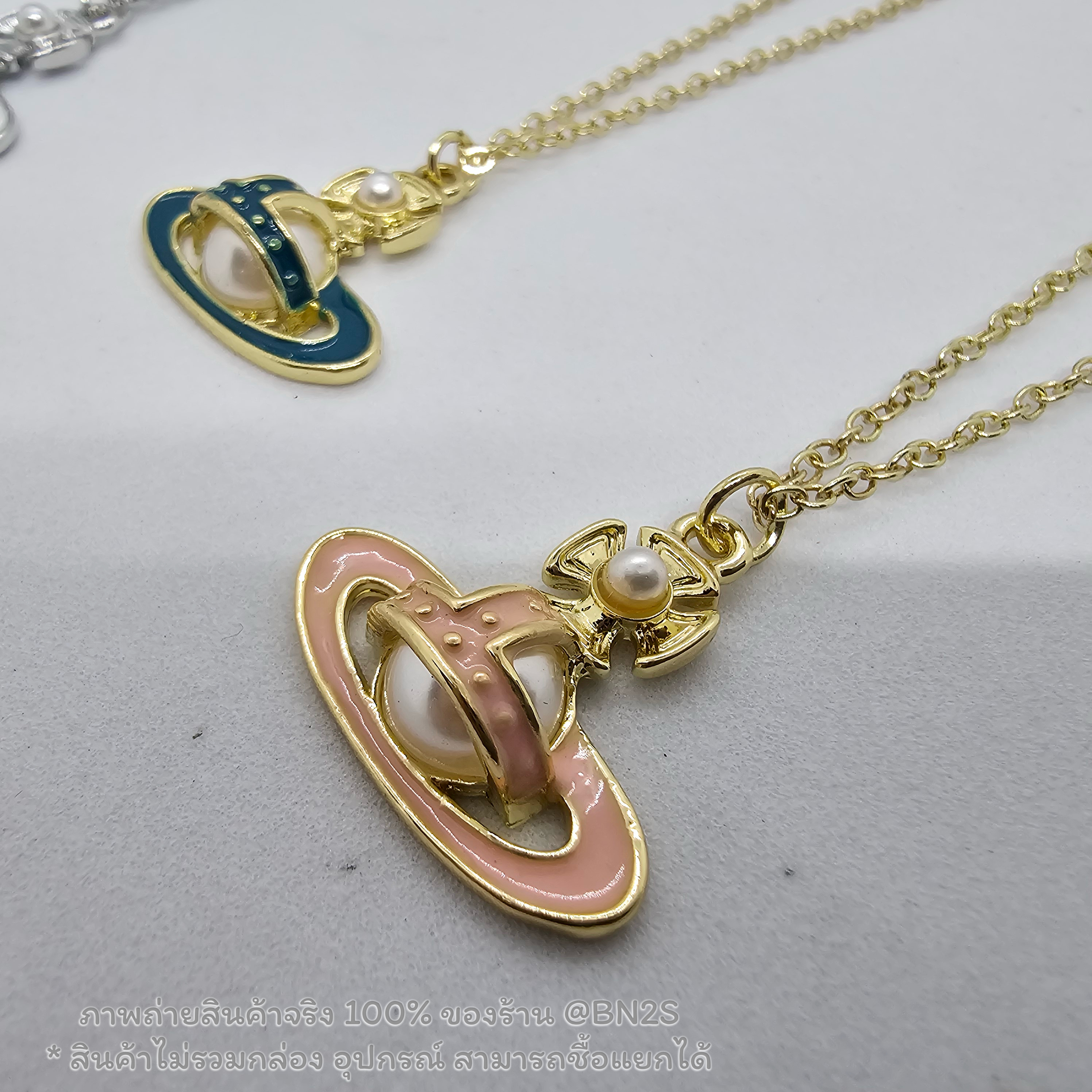 สีชมพู | VIVIENNE WESTWOOD SIMONETTA BAS RELIEF PENDANT สร้อยคอผู้หญิง วิเวียน จี้ดาวเสาร์ ลงสี ชนช๊อป พร้อมส่ง