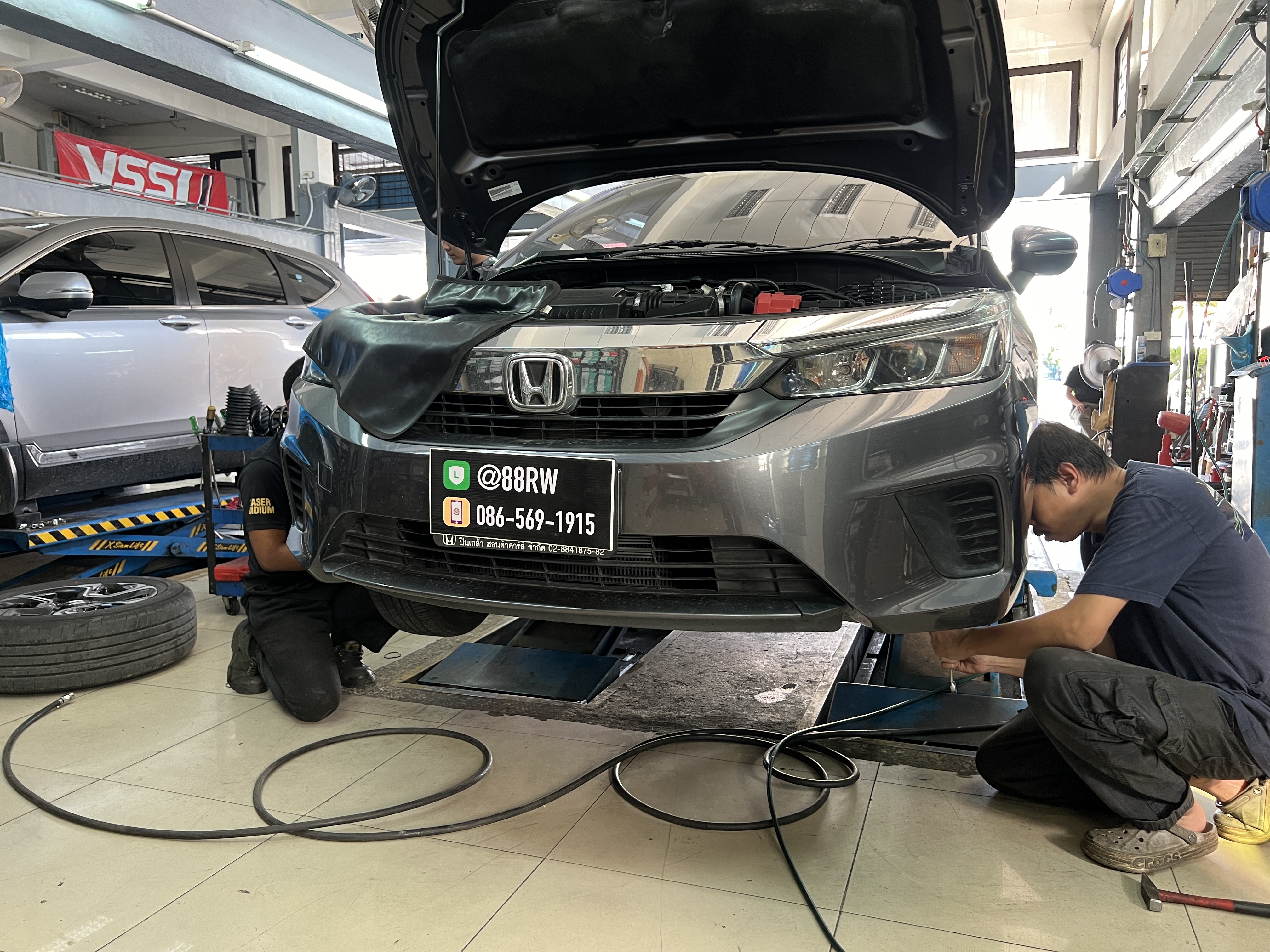 HONDA CITY เปลี่ยนผ้าเบรกเลือกใช้งานของดี [+] NEXZTER PRO SPEC สอบถามข้อมูลเพิ่มเติม หรือนัดหมาย โทร : 08-6569-1915 บุ๊ก Line id : @88rw Location : https://goo.gl/maps/HrNUAZXPN94KvxZ98? รถยนต์มีปัญหาไม่รู้ต้องแก้ตรงไหน ทางเรายินดี ตรวจหาปัญหาและหาวิธีแก้ บอกลูกค้าก่อนลงมือทำเสมอด้วยราคาเป็นธรรม เวลาบริการ วันจันทร์-วันอาทิตย์ 09:00 น. - 17.30 น. #Nexzter #โช้คอัพ #ช่วงล่าง #โช๊ค #ยางรถยนต์