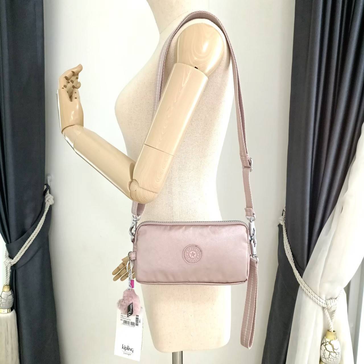 KIPLING กระเป๋าสตางค์ซิปรอบ ใบยาว Seoul up clutch & sling bag