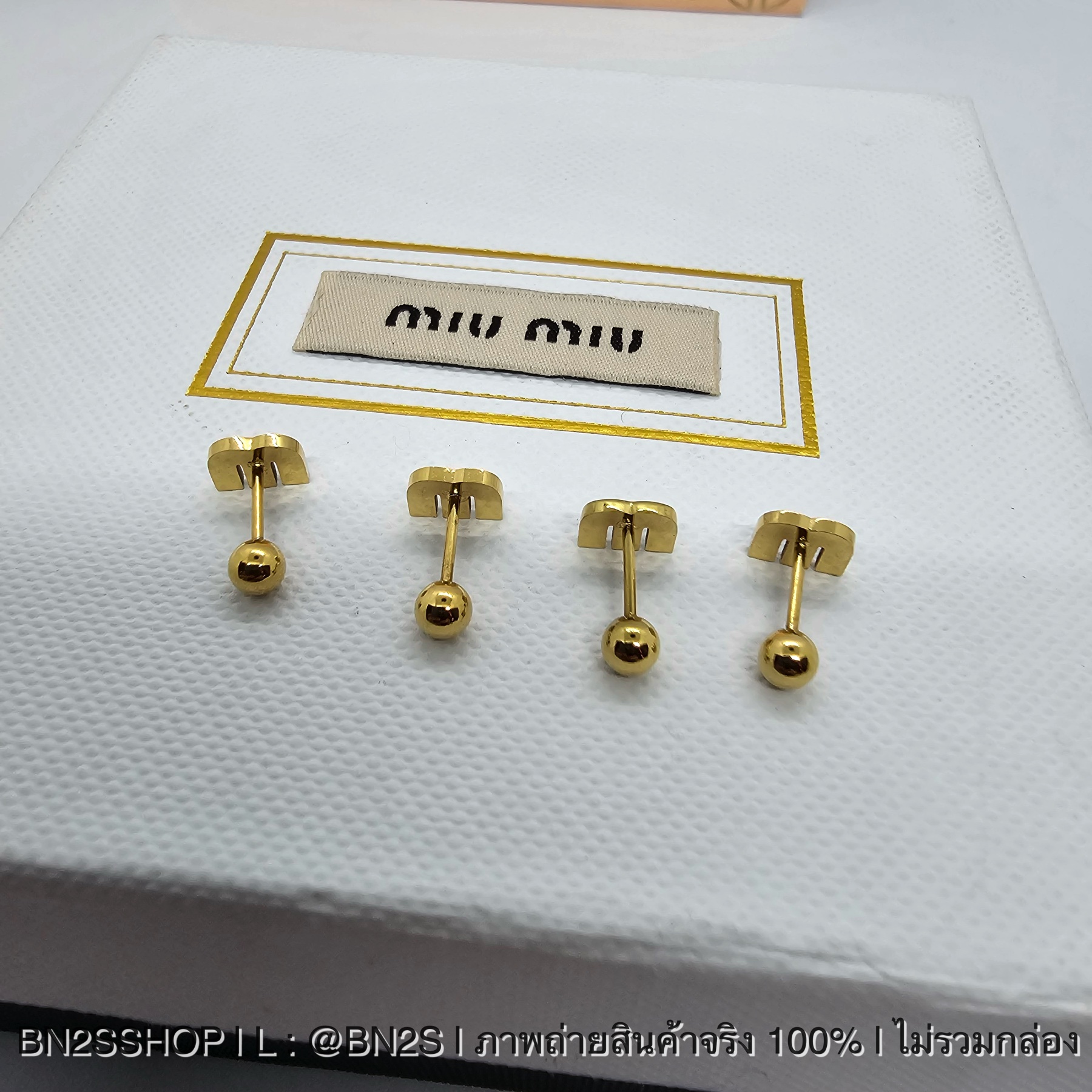 สีขาว | MIU MIU Earrings ต่างหูจี้สตั๊ดโลโก้ MM แกนจิวหมุนตุ้มเหล็ก อะไหล่ทอง พร้อมส่งในไทย