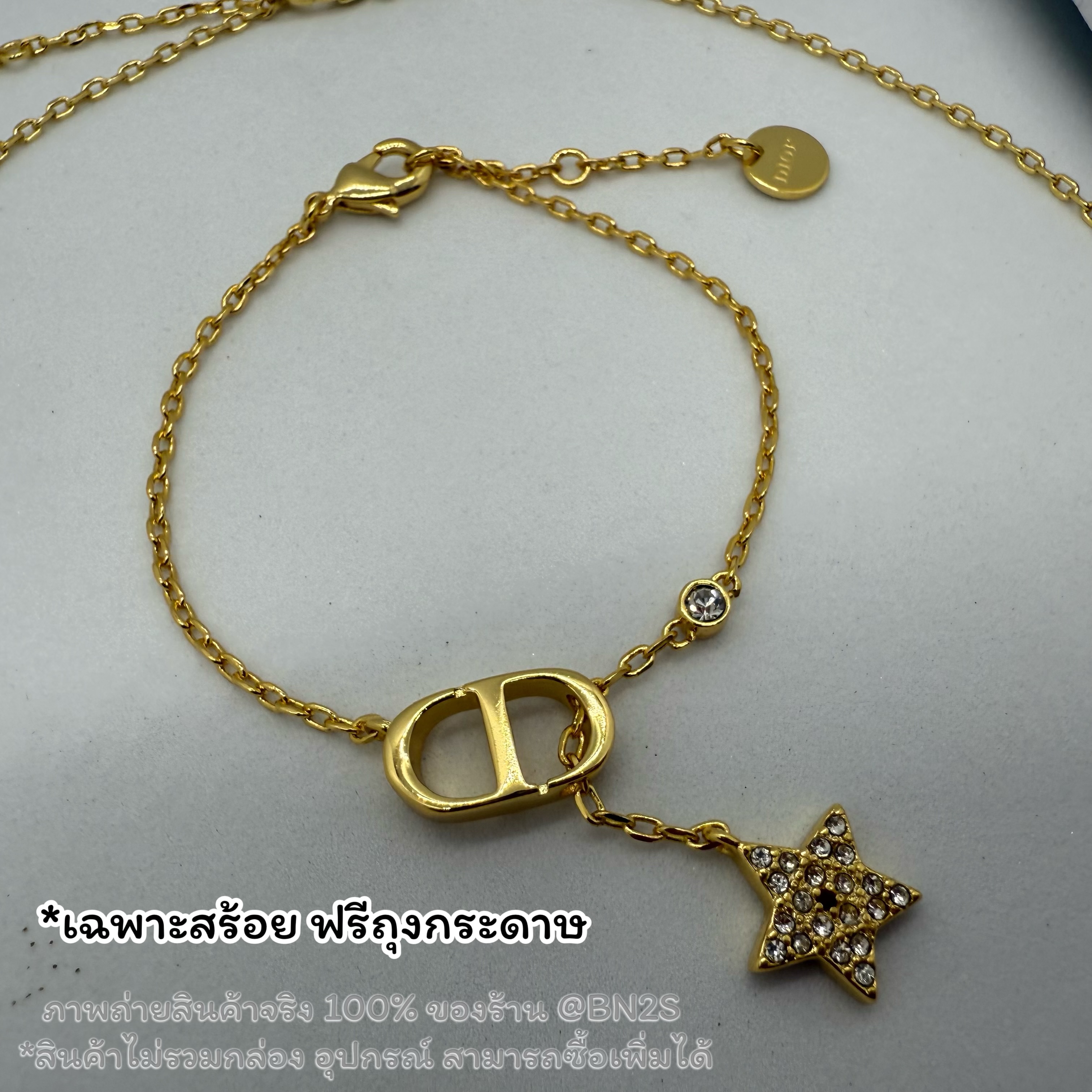 สร้อยแขน Dior PETIT CD STAR CRYSTAL BRACELET จี้ดาวประดับคริสตัล งานสวย 1:1 จี้ CD ปรับความยาวได้ พร้อมส่งในไทย งาน 1:1 ไม่รวมกล่อง สร้อยแขน ยาว 16 ซม. เพิ่มได้อีก 3 ซม. สร้อยคอ ยาว 40 ซม. เพิ่มได้ 5 ซม. ฟรีถุงกระดาษ ซองซิปล็อค ปั๊มแบรนด์ สวยมาก