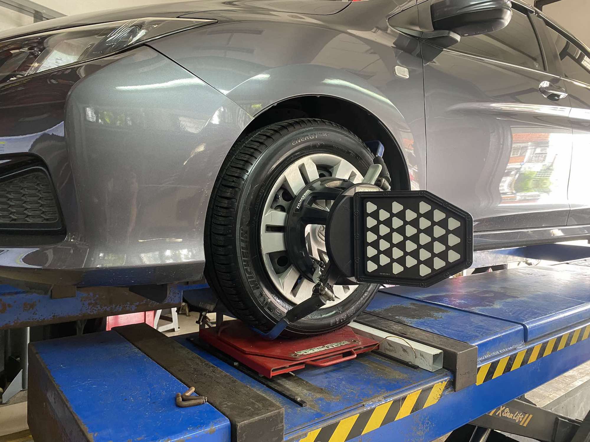 Honda city เปลี่ยนยางรถยนต์ใช้งานประจำวัน [+] Michelin energy xm2+ 185/60R15 *เพื่อความรวดเร็วนัดหมายก่อนเข้ารับบริการครับ 𝙊𝙪𝙧 𝙎𝙚𝙧𝙫𝙞𝙘𝙚 บริการทางร้านเรารับทำอะไรบ้าง 👉มียางรถยนต์ทุกยี่ห้อให้เลือกซื้อ 👉โช้คอัพ สปริง 👉เช็คช่วงล่าง แก้ปัญหาให้ตรงจุด 👉ติดตั้งยางแบบไร้รอย 100% 👉บริการสลับยาง ตามอายุ 👉บริการล้างลิ้นปีกผีเสื้อ 👉บริการเช็คระยะรถยนต์ 👉เปลี่ยนถ่ายของเหลวทั้งระบบ 👉ตั้งศูนย์ด้วยเครื่อง HUNTER นำเข้าจาก USA สอบถามข้อมูลเพิ่มเติม หรือนัดหมายเข้ารับบริการ ☎️ : 08-6569-1915 ☎️ : 08-6544-5963 Line id : @88rw Facebook : https://www.facebook.com/88rwtire Location : https://goo.gl/maps/HrNUAZXPN94KvxZ98? #รถยนต์มีปัญหาไม่รู้ต้องแก้ตรงไหน ทางเรายินดี ตรวจหาปัญหาและหาวิธีแก้ บอกลูกค้าก่อนลงมือทำเสมอราคาเป็นธรรม #Michelin