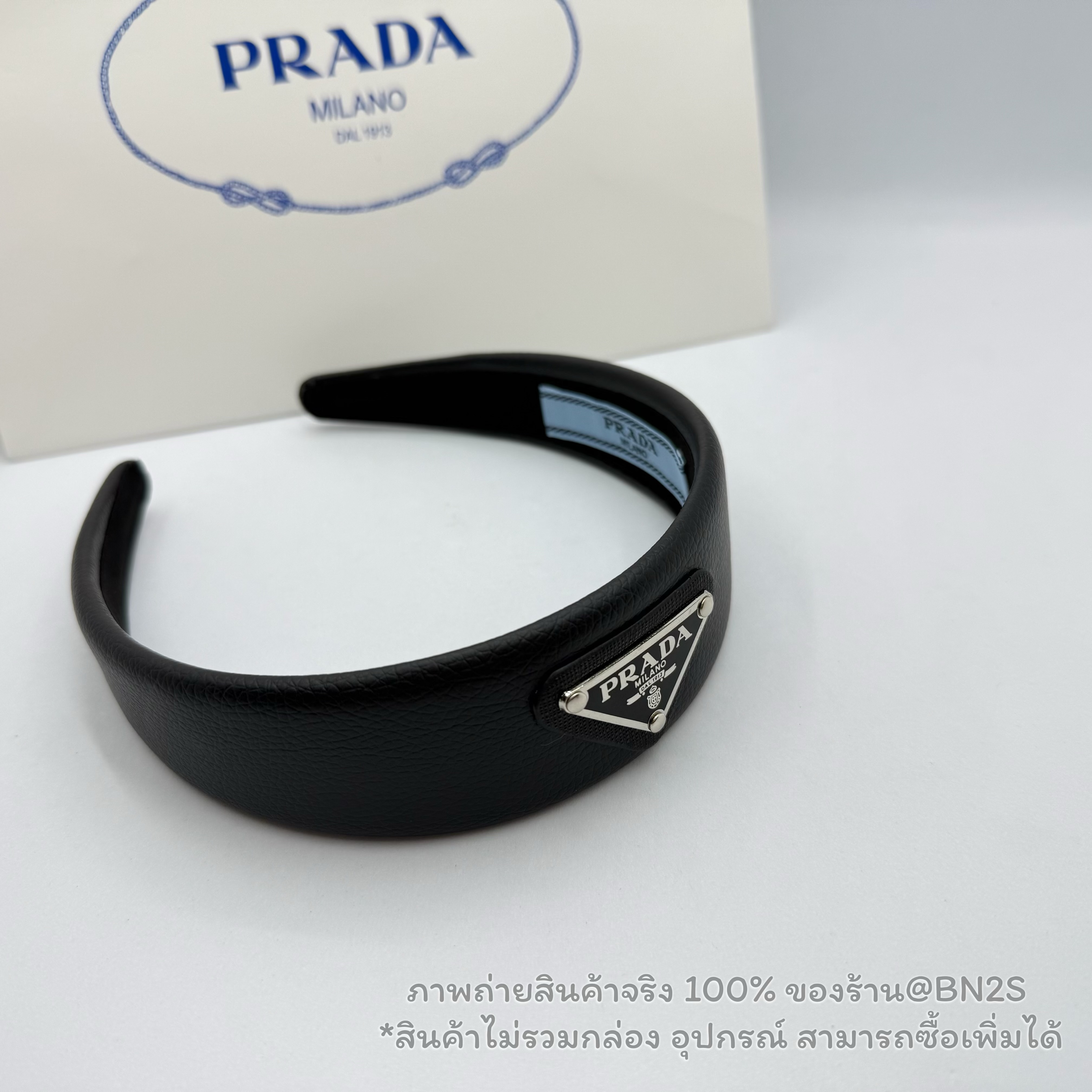 สีดำ | มาใหม่ Prada Leather Headband ที่คาดผมผู้หญิง ปราด้า งานหนัง โชว์โลโกเพลทปราด้า สีขาว-ดำ 2 สี งานสวยติดโลโก้ป้ายผ้า สี ขาว - ดำ ไม่มีกล่อง อุปกรณ์