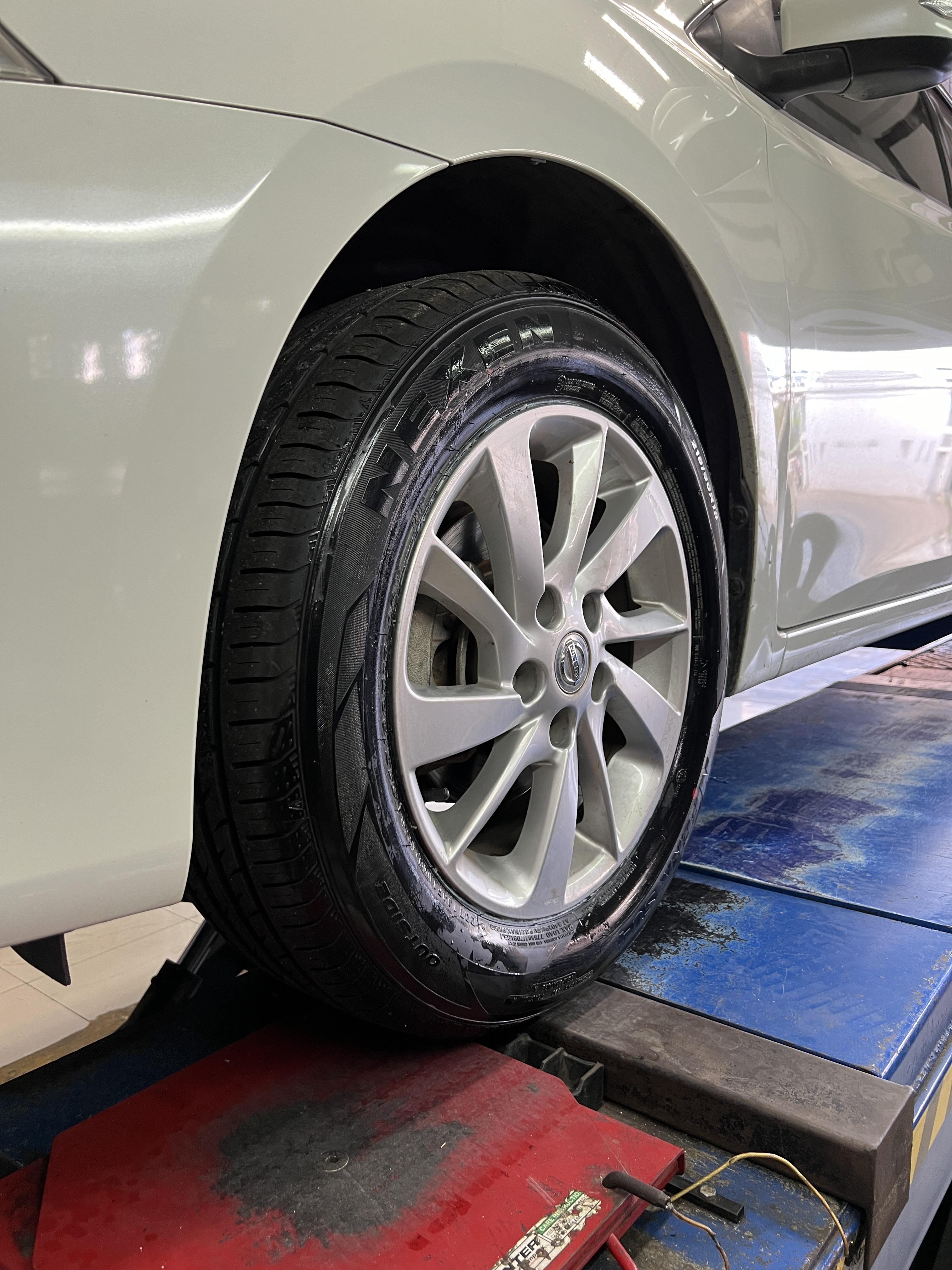 NISSAN SLYPHY เข้ารับบริการเปลี่ยนยางรถยนต์ [+] 𝗡𝗘𝗫𝗘𝗡 𝗡'𝗙𝗘𝗥𝗔 𝗦𝗨4 215/60R16 *เฉาพาะ NEXEN ประกันยาง 1 ปี หรือ 25,000 กม. บาด บวม เบียด แตก ระเบิด เปลี่ยนเส้นใหม่ ครับ *เพื่อความสะดวกในการรับบริการ นัดหมายเวลาก่อนเข้ารับบริการทุกครั้งครับ 𝙊𝙪𝙧 𝙎𝙚𝙧𝙫𝙞𝙘𝙚 บริการทางร้านเรารับทำอะไรบ้าง 🔧 มียางรถยนต์ทุกยี่ห้อให้เลือกซื้อ 🔧 โช้คอัพ สปริง 🔧 เช็คช่วงล่าง แก้ปัญหาให้ตรงจุด 🔧 ติดตั้งยางแบบไร้รอย 100% 🔧 บริการสลับยาง ตามอายุ 🔧 บริการล้างลิ้นปีกผีเสื้อ 🔧 บริการเช็คระยะรถยนต์ 🔧 เปลี่ยนถ่ายของเหลวทั้งระบบ 🔧 ตั้งศูนย์ด้วยเครื่อง HUNTER นำเข้าจาก USA สอบถามข้อมูลเพิ่มเติม หรือนัดหมายเข้ารับบริการ ☎️ : 08-6569-1915 ☎️ : 08-6544-5963 Line id : @88rw Tiktok : https://www.tiktok.com/@88rwycrr Youtube : https://youtube.com/@88rw Facebook : https://www.facebook.com/88rwtire Location : https://goo.gl/maps/HrNUAZXPN94KvxZ98?coh=178573&entry=tt #รถยนต์มีปัญหาไม่รู้ต้องแก้ตรงไหน ทางเรายินดี ตรวจหาปัญหาและหาวิธีแก้ บอกลูกค้าก่อนลงมือทำเสมอราคาเป็นธรรมไม่เอาเปรียบ สบายใจคุณลูกค้า ร้านยางเจริญรุ่งเรือง ยินดีต้อนรับครับ