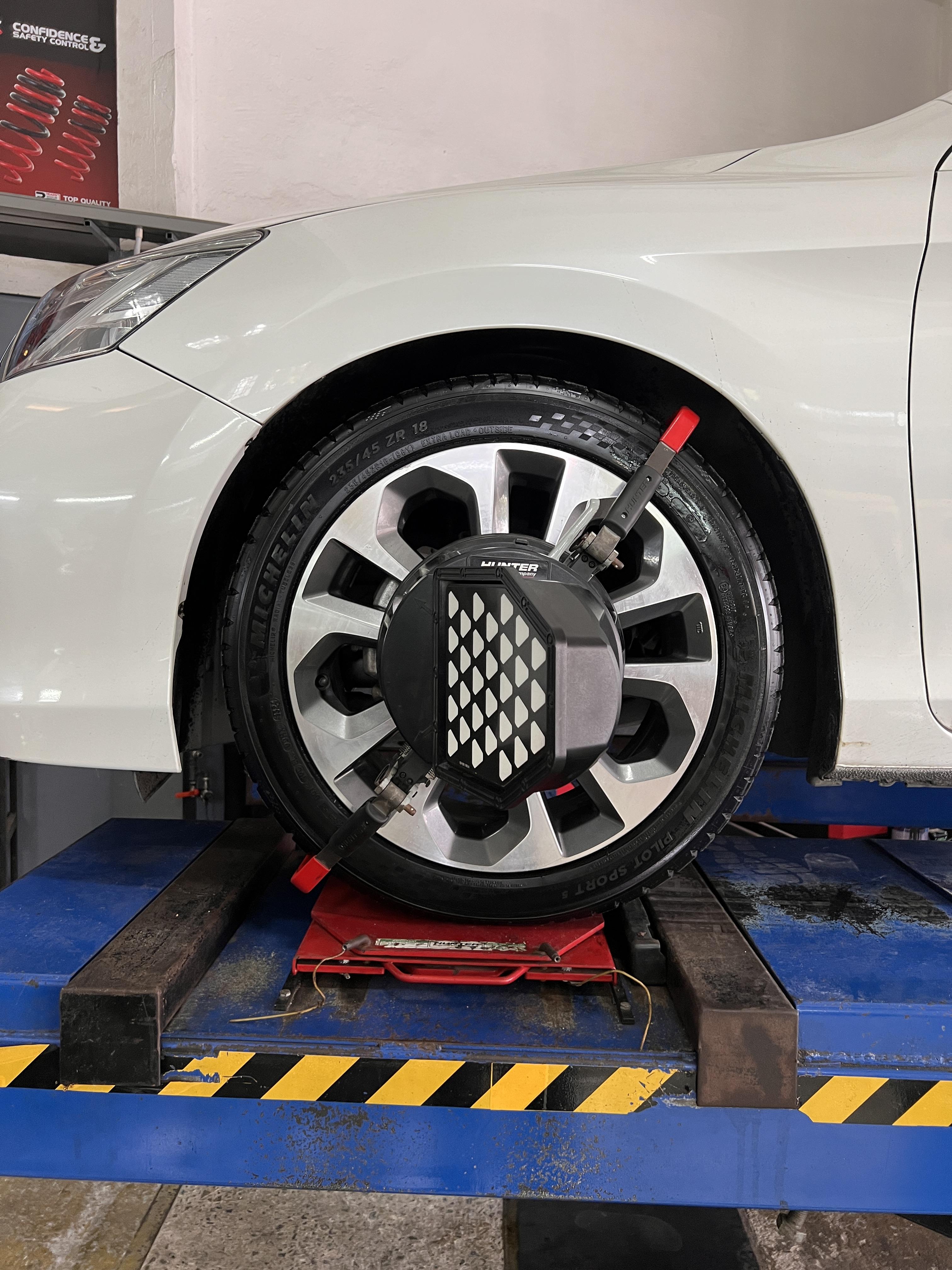 HONDA ACCORD G9 เปลี่ยนยางรถยนต์ เน้น performance [+] Michelin Pilot sport 5 235/45R18 *เพื่อความสะดวกในการรับบริการ นัดหมายเวลาก่อนเข้ารับบริการทุกครั้งครับ 𝙊𝙪𝙧 𝙎𝙚𝙧𝙫𝙞𝙘𝙚 บริการทางร้านเรารับทำอะไรบ้าง 🔧 มียางรถยนต์ทุกยี่ห้อให้เลือกซื้อ 🔧 โช้คอัพ สปริง 🔧 เช็คช่วงล่าง แก้ปัญหาให้ตรงจุด 🔧 ติดตั้งยางแบบไร้รอย 100% 🔧 บริการสลับยาง ตามอายุ 🔧 บริการล้างลิ้นปีกผีเสื้อ 🔧 บริการเช็คระยะรถยนต์ 🔧 เปลี่ยนถ่ายของเหลวทั้งระบบ 🔧 ตั้งศูนย์ด้วยเครื่อง HUNTER นำเข้าจาก USA สอบถามข้อมูลเพิ่มเติม หรือนัดหมายเข้ารับบริการ ☎️ : 08-6569-1915 ☎️ : 08-6544-5963 Line id : @88rw Tiktok : https://www.tiktok.com/@88rwycrr Youtube : https://youtube.com/@88rw Facebook : https://www.facebook.com/88rwtire Location : https://goo.gl/maps/HrNUAZXPN94KvxZ98?coh=178573&entry=tt #รถยนต์มีปัญหาไม่รู้ต้องแก้ตรงไหน ทางเรายินดี ตรวจหาปัญหาและหาวิธีแก้ บอกลูกค้าก่อนลงมือทำเสมอราคาเป็นธรรมไม่เอาเปรียบ สบายใจคุณลูกค้า ร้านยางเจริญรุ่งเรือง ยินดีต้อนรับครับ