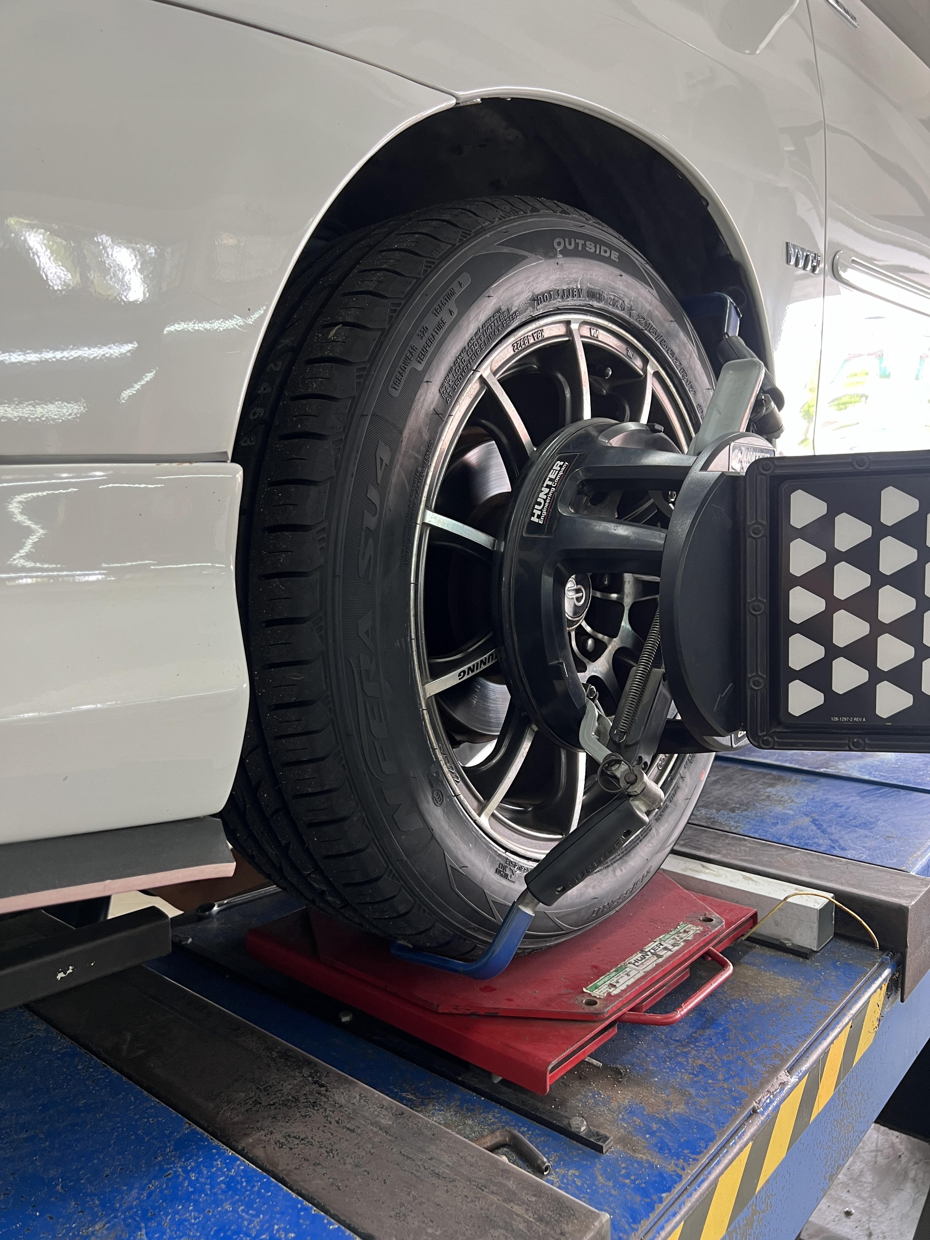 TOYOTA INNOVA เปลี่ยนยางรถยนต์ใช้งาน ประจำวัน [+] NEXEN SU4 215/55R17 *ประกันยางจากการใช้งาน เคลมฟรี 1ปีหรือ 25,000 กม. *นัดหมายก่อนเข้ารับบริการ เพื่อความรวดเร็วครับ 𝙊𝙪𝙧 𝙎𝙚𝙧𝙫𝙞𝙘𝙚 บริการทางร้านเรารับทำอะไรบ้าง 🔧 มียางรถยนต์ทุกยี่ห้อให้เลือกซื้อ 🔧 โช้คอัพ สปริง 🔧 เช็คช่วงล่าง แก้ปัญหาให้ตรงจุด 🔧 ติดตั้งยางแบบไร้รอย 100% 🔧 บริการสลับยาง ตามอายุ 🔧 บริการล้างลิ้นปีกผีเสื้อ 🔧 บริการเช็คระยะรถยนต์ 🔧 เปลี่ยนถ่ายของเหลวทั้งระบบ 🔧 ตั้งศูนย์ด้วยเครื่อง HUNTER นำเข้าจาก USA สอบถามข้อมูลเพิ่มเติม หรือนัดหมายเข้ารับบริการ ☎️ : 08-6569-1915 ☎️ : 08-6544-5963 Line id : @88rw Tiktok : https://www.tiktok.com/@88rwycrr Youtube : https://youtube.com/@88rw Facebook : https://www.facebook.com/88rwtire Location : https://goo.gl/maps/HrNUAZXPN94KvxZ98? #รถยนต์มีปัญหาไม่รู้ต้องแก้ตรงไหน ทางเรายินดี ตรวจหาปัญหาและหาวิธีแก้ บอกลูกค้าก่อนลงมือทำเสมอราคาเป็นธรรมไม่เอาเปรียบ สบายใจคุณลูกค้า ร้านยางเจริญรุ่งเรือง ยินดีต้อนรับครับ
