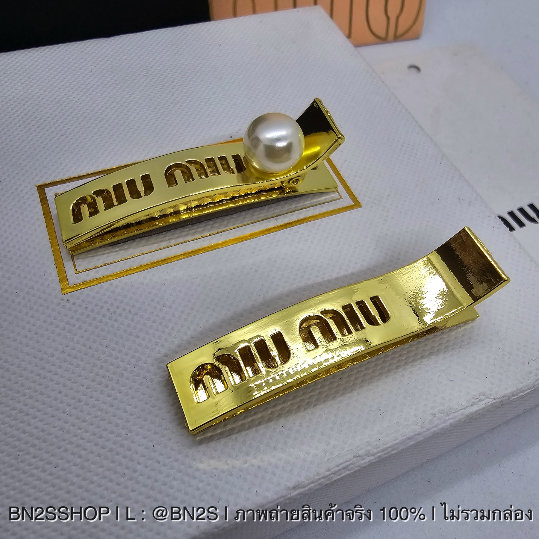 แบบwไข่มุก | Miu Miu Logo Hair Clip กิ๊บติดผมมิว มิว ตัวหนีบฟันปลา ฉลุโลโก้ สีทอง