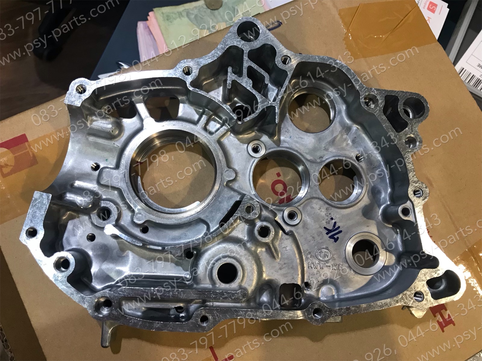 แคร้งเครื่องตัวกลาง WAVE 110-I, WAVE 110-I ใหม่, WAVE 110-I/19 แท้ๆ ด้านขวา 11100-KWW-740