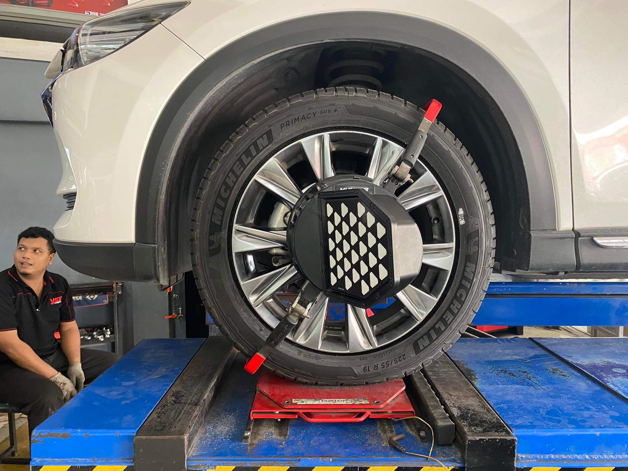 MAZDA CX5 KF เปลี่ยนยางรถยนต์ ใช้งานประจำวัน [+] MICHELIN PRIMACY SUV+ 225/55R19 *เพื่อความรวดเร็วในการเข้ารับบริการ แนะนำนัดหมายก่อนครับ 𝙊𝙪𝙧 𝙎𝙚𝙧𝙫𝙞𝙘𝙚 บริการทางร้านเรารับทำอะไรบ้าง 🔧 มียางรถยนต์ทุกยี่ห้อให้เลือกซื้อ 🔧 โช้คอัพ สปริง 🔧 เช็คช่วงล่าง แก้ปัญหาให้ตรงจุด 🔧 ติดตั้งยางแบบไร้รอย 100% 🔧 บริการสลับยาง ตามอายุ 🔧 บริการล้างลิ้นปีกผีเสื้อ 🔧 บริการเช็คระยะรถยนต์ 🔧 เปลี่ยนถ่ายของเหลวทั้งระบบ 🔧 ตั้งศูนย์ด้วยเครื่อง HUNTER นำเข้าจาก USA สอบถามข้อมูลเพิ่มเติม หรือนัดหมายเข้ารับบริการ ☎️ : 08-6569-1915 ☎️ : 08-6544-5963 Line id : @88rw Tiktok : https://www.tiktok.com/@88rwycrr Youtube : https://youtube.com/@88rw Facebook : https://www.facebook.com/88rwtire Location : https://goo.gl/maps/HrNUAZXPN94KvxZ98?coh=178573&entry=tt #รถยนต์มีปัญหาไม่รู้ต้องแก้ตรงไหน ทางเรายินดี ตรวจหาปัญหาและหาวิธีแก้ บอกลูกค้าก่อนลงมือทำเสมอราคาเป็นธรรมไม่เอาเปรียบ สบายใจคุณลูกค้า ร้านยางเจริญรุ่งเรือง ยินดีต้อนรับครับ