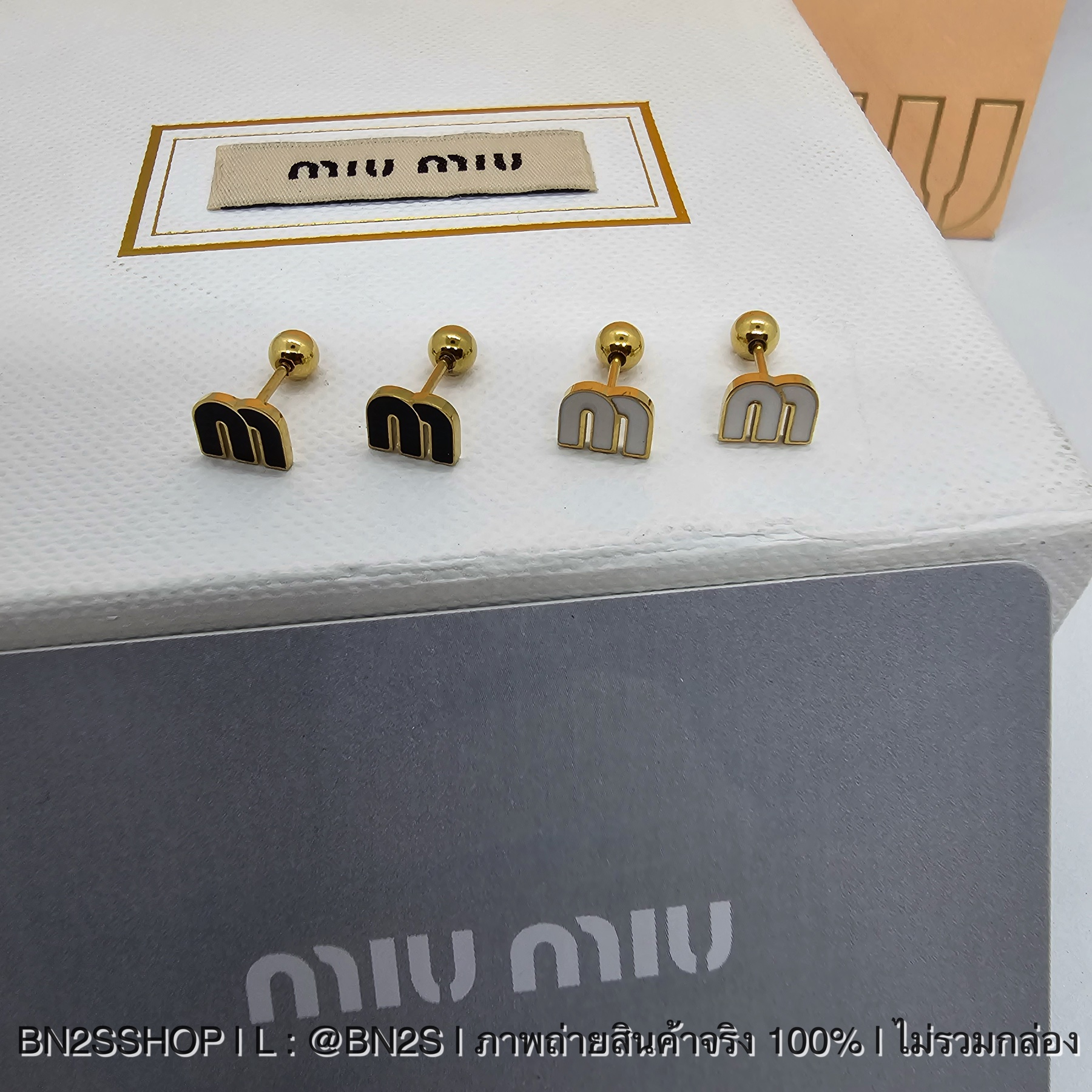 สีขาว | MIU MIU Earrings ต่างหูจี้สตั๊ดโลโก้ MM แกนจิวหมุนตุ้มเหล็ก อะไหล่ทอง พร้อมส่งในไทย