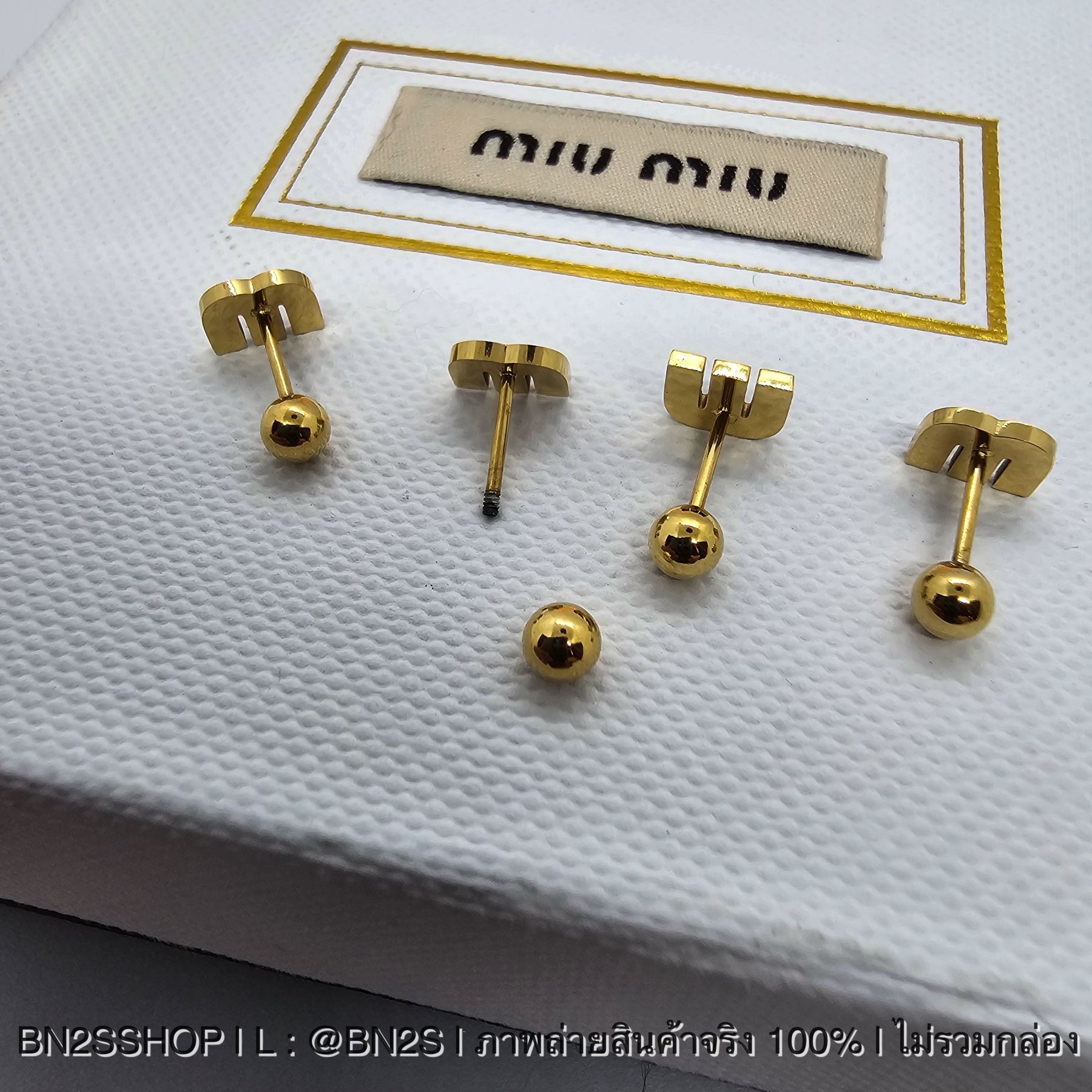 สีขาว | MIU MIU Earrings ต่างหูจี้สตั๊ดโลโก้ MM แกนจิวหมุนตุ้มเหล็ก อะไหล่ทอง พร้อมส่งในไทย