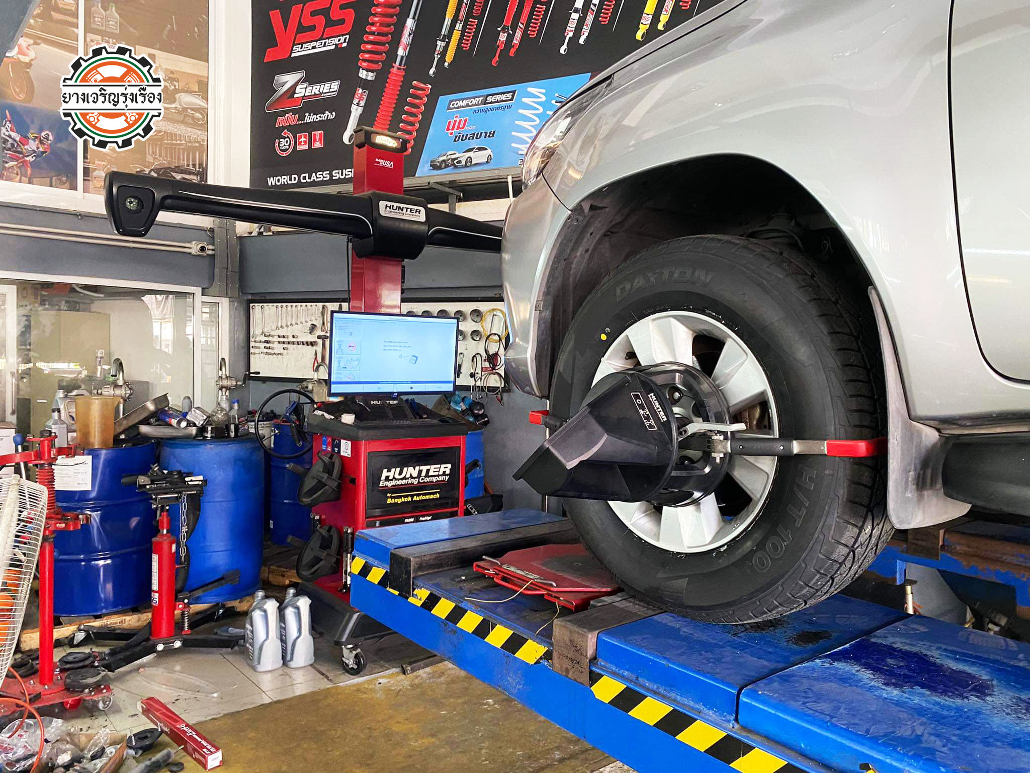 TOYOTA VIGO เข้ารับบริการเปลี่ยนยางรถยนต์ เลือกใช้งานยาง DAYTON H/T100 ของ Bridgestone ขนาด 265/65R17 ดอกยาง Performance หนึบเกาะถนน นุ่มนวล 𝙊𝙪𝙧 𝙎𝙚𝙧𝙫𝙞𝙘𝙚 🔧 ติดตั้งยางแบบไร้รอย 100% 🔧 ตั้งศูนย์ด้วยเครื่อง HUNTER นำเข้าจาก USA 🔧 ถ่วงความแม่นยำสูงระบบ DYNAMIC 🔧 ฟรี เติมลมไนโตรเจนตลอดอายุยางรถยนต์ 🔧 บริการสลับยางถ่วงล้อทุก 10,000km ----------------------------------- ☎️ โทร : 086-569-1915 บุ๊ก และทีมงาน ยินดีต้อนรับ