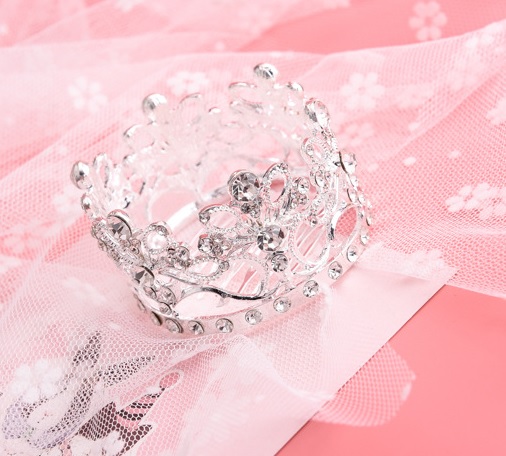 มงกุฏเจ้าหญิงทรงกลม ประดับเพชรสวยงาม ขนาดฐานกว้าง6 สูง 3.5ซม. แบบหวีปักง่าย #พร้อมส่ง