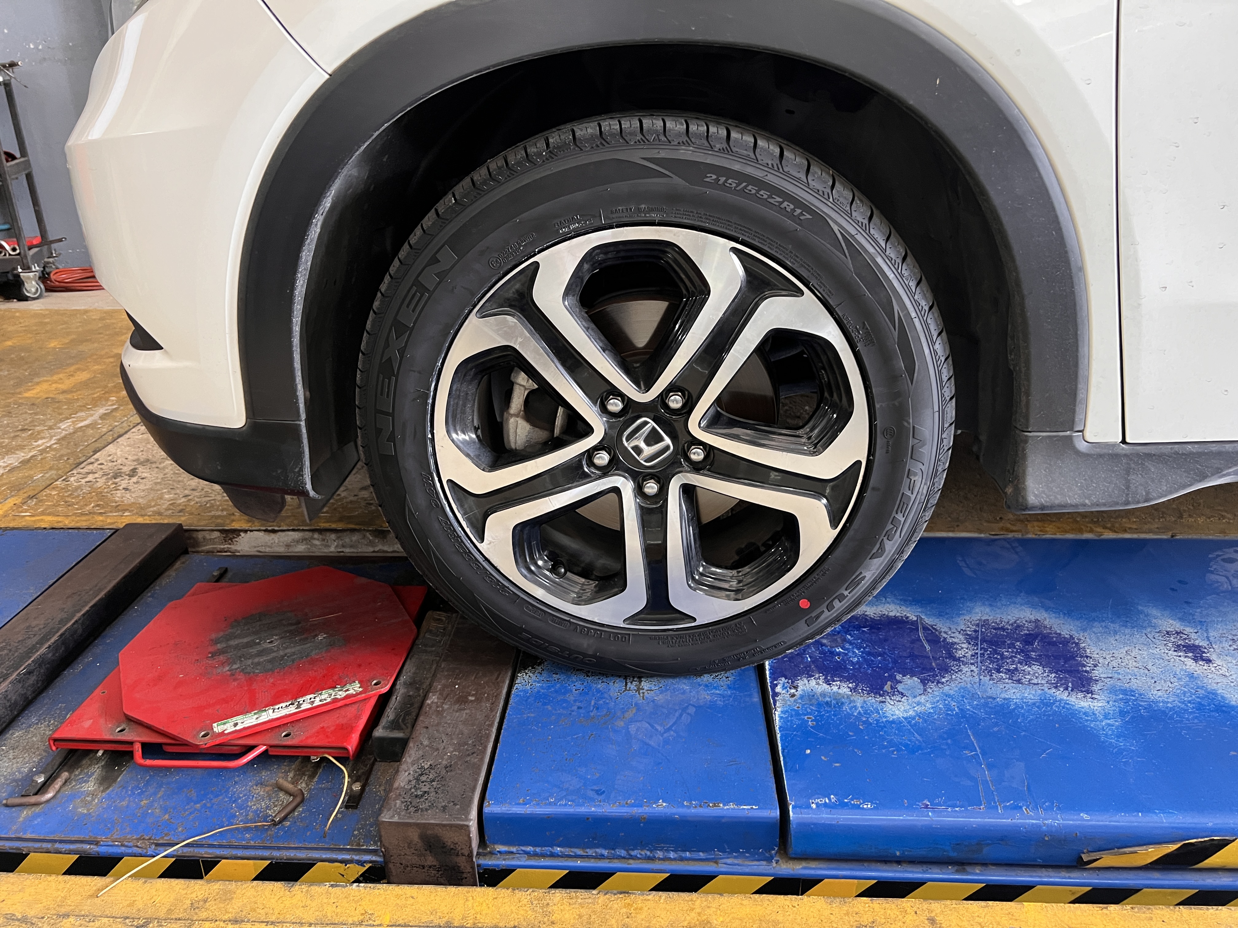 HONDA HRV เปลี่ยนยางใช้งาน [+] NEXEN SU4 215/55R17 *เฉาพาะ NEXEN ประกันยาง 1 ปี หรือ 25,000 กม. บาด บวม เบียด แตก ระเบิด เปลี่ยนเส้นใหม่ ครับ สอบถามข้อมูลเพิ่มเติม หรือนัดหมายเข้ารับบริการ โทร. 08-6569-1915 Location : https://goo.gl/maps/HrNUAZXPN94KvxZ98? รถยนต์มีปัญหาไม่รู้ต้องแก้ตรงไหน ทางเรายินดี ตรวจหาปัญหาและหาวิธีแก้ บอกลูกค้าก่อนลงมือทำเสมอด้วยราคาเป็นธรรม เวลาบริการ วันจันทร์-วันอาทิตย์ 09:00 น. - 17.30 น. #hondahrv #Nexen #โช้คอัพ #ช่วงล่าง #โช๊ค #ยางรถยนต์