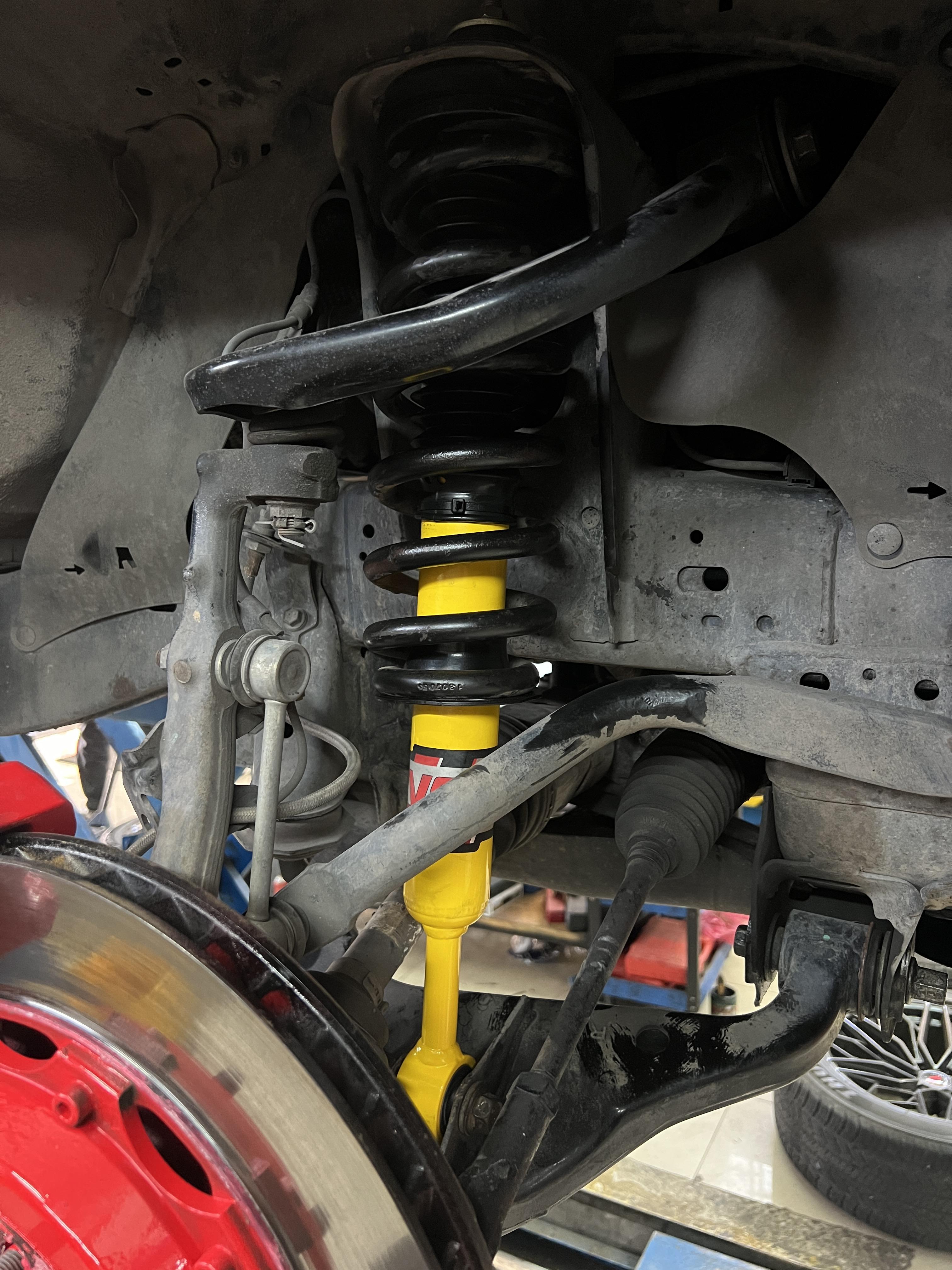 TOYOTOA FORTUNER อัพเกรดช่วงล่าง [+] YSS DTG กระบอกเหลือง วาล์วอัตโนมัติ โทร : 08-6569-1915 บุ๊ก Line id : @88rw Location : https://goo.gl/maps/HrNUAZXPN94KvxZ98? รถยนต์มีปัญหาไม่รู้ต้องแก้ตรงไหน ทางเรายินดี ตรวจหาปัญหาและหาวิธีแก้ บอกลูกค้าก่อนลงมือทำเสมอด้วยราคาเป็นธรรม เวลาบริการ วันจันทร์-วันอาทิตย์ 09:00 น. - 17.30 น. #yssdtg #ToyotaFortuner #โช้คอัพ #ช่วงล่าง #โช๊ค #ยางรถยนต์