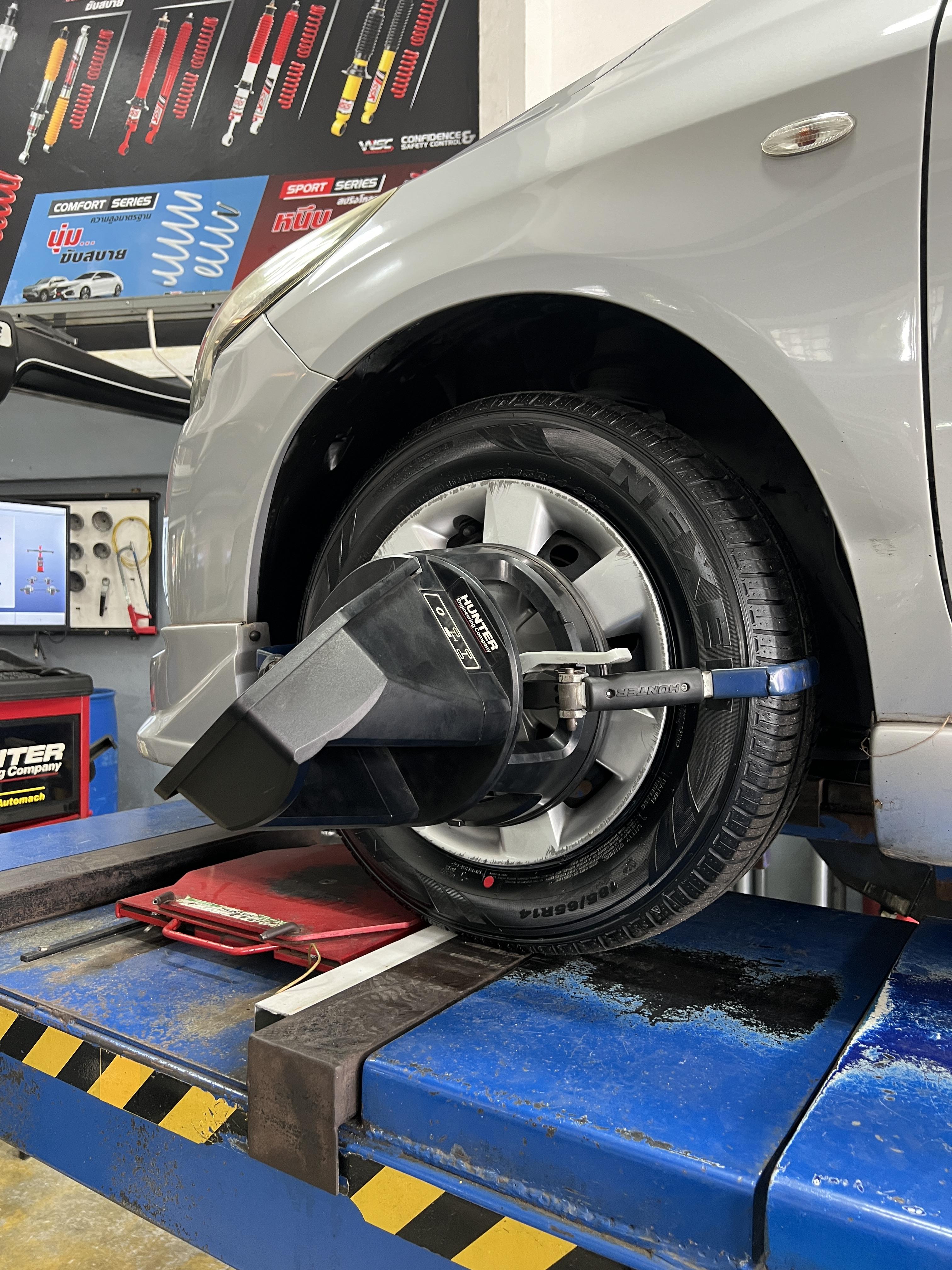 NISSAN ALMERA เปลี่ยนยางรถยนต์ ใช้งานประจำวัน [+] NEXEN SH9i 185/65R14 *เฉาพาะ NEXEN Pirelli ประกันยาง 1 ปี หรือ 25,000 กม. บาด บวม เบียด แตก ระเบิด เปลี่ยนเส้นใหม่ ครับ 𝙊𝙪𝙧 𝙎𝙚𝙧𝙫𝙞𝙘𝙚 บริการทางร้านเรารับทำอะไรบ้าง 🔧 มียางรถยนต์ทุกยี่ห้อให้เลือกซื้อ 🔧 โช้คอัพ สปริง 🔧 เช็คช่วงล่าง แก้ปัญหาให้ตรงจุด 🔧 ติดตั้งยางแบบไร้รอย 100% 🔧 บริการสลับยาง ตามอายุ 🔧 บริการล้างลิ้นปีกผีเสื้อ 🔧 บริการเช็คระยะรถยนต์ 🔧 เปลี่ยนถ่ายของเหลวทั้งระบบ 🔧 ตั้งศูนย์ด้วยเครื่อง HUNTER นำเข้าจาก USA สอบถามข้อมูลเพิ่มเติม หรือนัดหมายเข้ารับบริการ ☎️ : 08-6569-1915 ☎️ : 08-6544-5963 Line id : @88rw Tiktok : https://www.tiktok.com/@88rwycrr Youtube : https://youtube.com/@88rw Facebook : https://www.facebook.com/88rwtire Location : https://goo.gl/maps/HrNUAZXPN94KvxZ98? #รถยนต์มีปัญหาไม่รู้ต้องแก้ตรงไหน ทางเรายินดี ตรวจหาปัญหาและหาวิธีแก้ บอกลูกค้าก่อนลงมือทำเสมอราคาเป็นธรรม