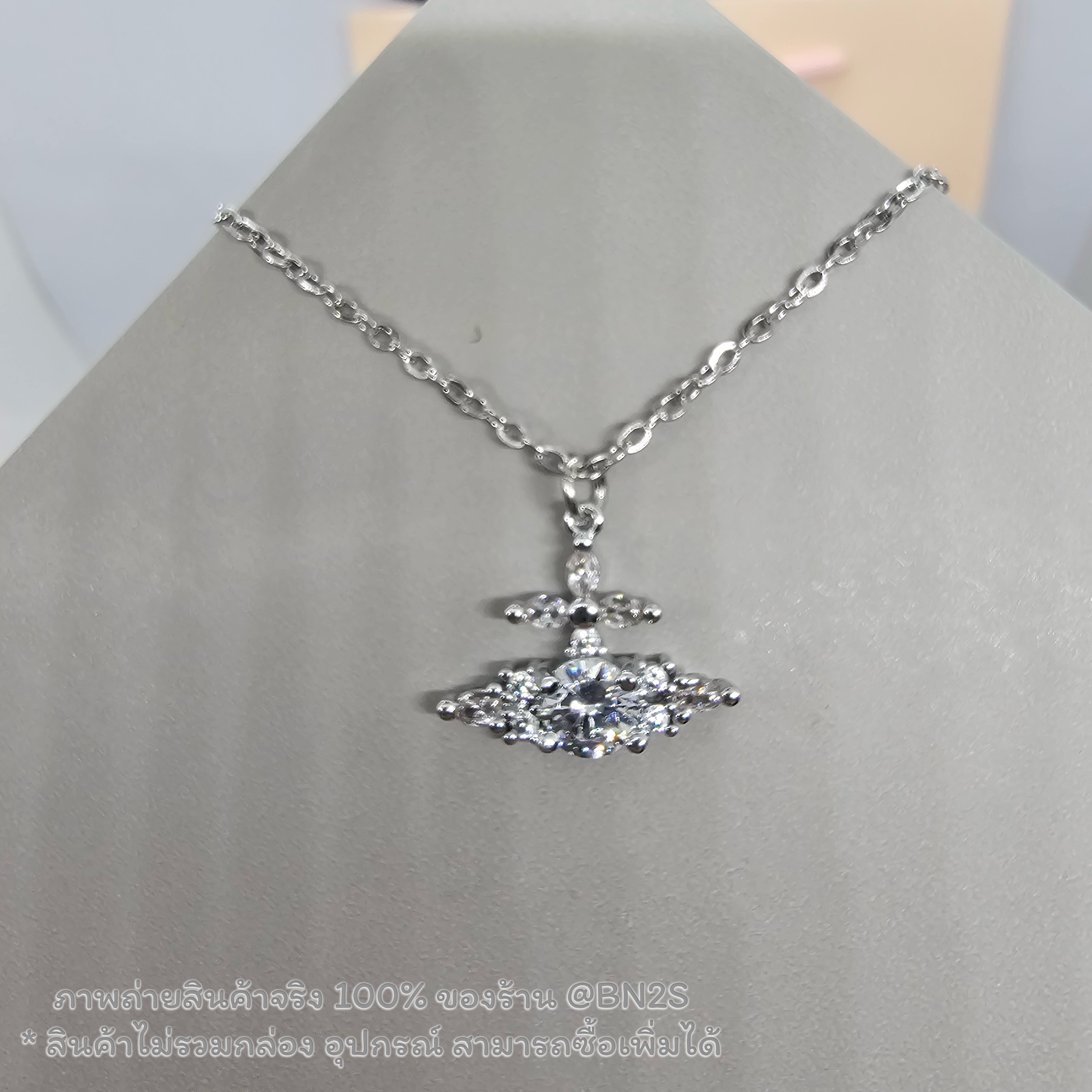 สีเงิน | Vivienne Westwood FEODORA PENDANT สร้อยคอวิดวียน ประดับจี้ฝังคริสตัล งานปั๊มโลโก้ งานสวยพร้อมส่ง ภาพถ่ายสินค้าจริง สี เงิน ทอง ความยาว 40 ซม. ไม่รวมกล่อง