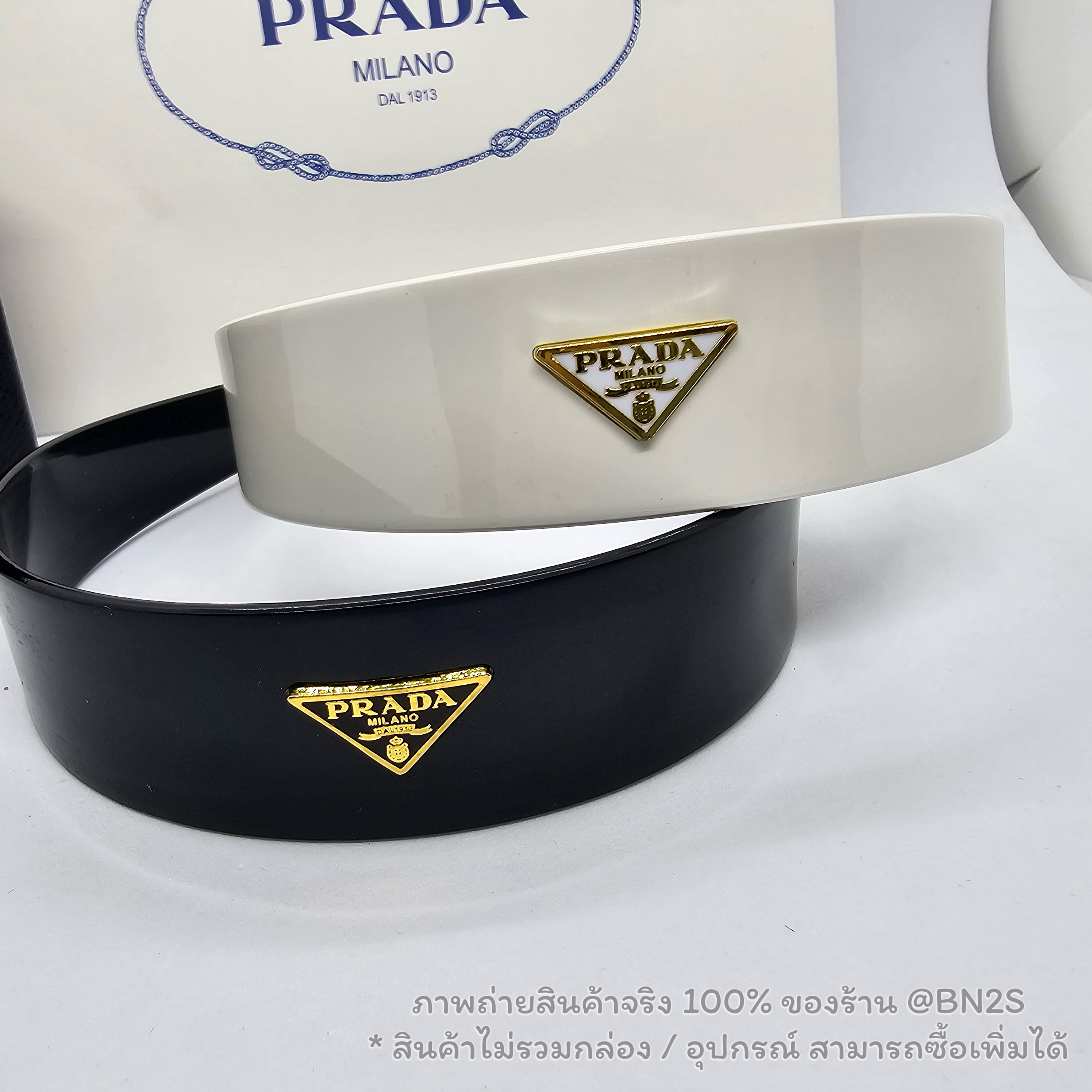 สีดำ | ที่คาดผมปราด้า Prada Logo Headband งานโชว์ตัวโลโก้ สวยเด่น สีดำ ขาว ตัวเพลทโลโก้สีทอง รับรองว่าสวยถูกใจ พร้อมส่ง สินค้าไม่รวมกล่อง อุปกรณ์