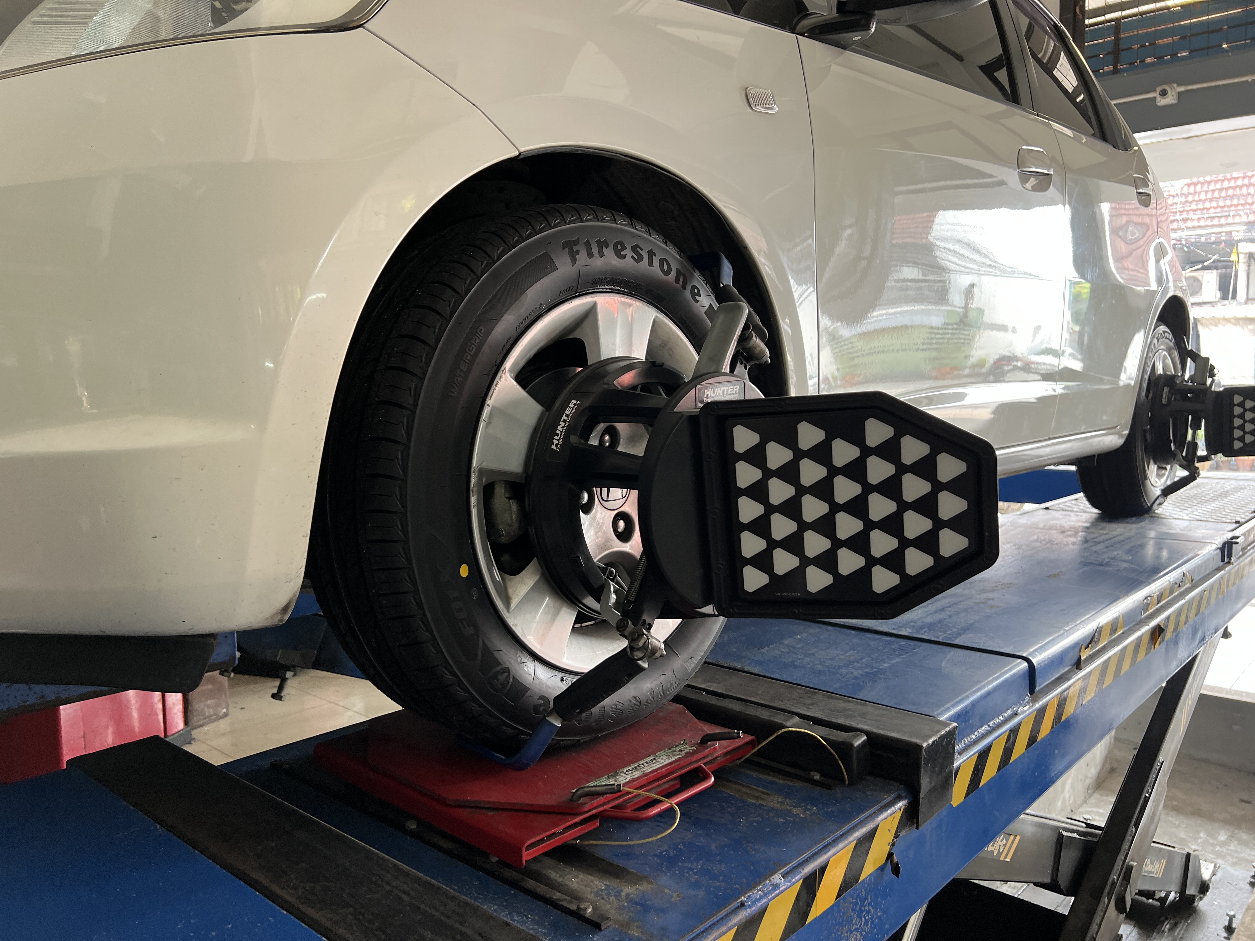 Honda Jazz เปลี่ยนยางรถยนต์ เน้นใช้งานประจำวัน อยากได้ยางปลอดภัย นุ่มนวลพรีเมี่ยม Firestone F01 เป็นยางพรีเมี่ยม ผลิตด้วยเทคโนโลยีเดียวกับ Bridgestone T005A ตัวพรีเมี่ยม โดดเด่นเรื่องการรีดน้ำด้วยเทคโนโลยี มาตรฐานความปลอดภัยจาก Bridgestone [+] FIRESTONE F01 [+] ขนาด 185/60R15 โปรโมชั่นราคาพิเศษ ติดต่อสอบถามเพิ่มเติม โทร : 08-6569-1915 บุ๊ก และทีมงาน ยินดีต้อนรับครับ 𝙊𝙪𝙧 𝙎𝙚𝙧𝙫𝙞𝙘𝙚 บริการทางร้าน เรารับทำอะไรบ้าง 🔧 ติดตั้งยางแบบไร้รอย 100% 🔧 บริการสลับยาง ตามอายุ 🔧 มียางรถยนต์ทุกยี่ห้อให้เลือกซื้อ 🔧 เช็คช่วงล่าง แก้ปัญหาให้ตรงจุด 🔧 บริการล้างลิ้นปีกผีเสื้อ 🔧 บริการเช็คระยะรถยนต์ 🔧 เปลี่ยนถ่ายของเหลวทั้งระบบ 🔧 ตั้งศูนย์ด้วยเครื่อง HUNTER นำเข้าจาก USA #รถยนต์มีปัญหาไม่รู้ต้องแก้ตรงไหน ทางเรายินดี ตรวจหาปัญหาและหาวิธีแก้ บอกลูกค้าก่อนลงมือทำเสมอราคาเป็นธรรมไม่เอาเปรียบ สบายใจคุณลูกค้า ---------------------------------- ดูแลให้คำปรึกษาทุกปัญหาคาใจ ไม่ทิ้งลูกค้า มีบริการหลังการขาย 【ให้ผู้เชี่ยวชาญของเรา ดูแลรถคุณ】 ร้านยางเจริญรุ่งเรือง ยินดีต้อนรับครับ #ยางรถยนต์ #firestone #f01