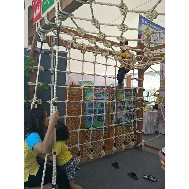 ตาข่ายปีนป่าย ตาข่ายปีนป่ายเชือกใยยักษ์ เชือก 14 มิล ช่องตา 20x20 CM. ตาข่ายฐานลูกเสือ เหมาะกับอายุ 2-10 ปี